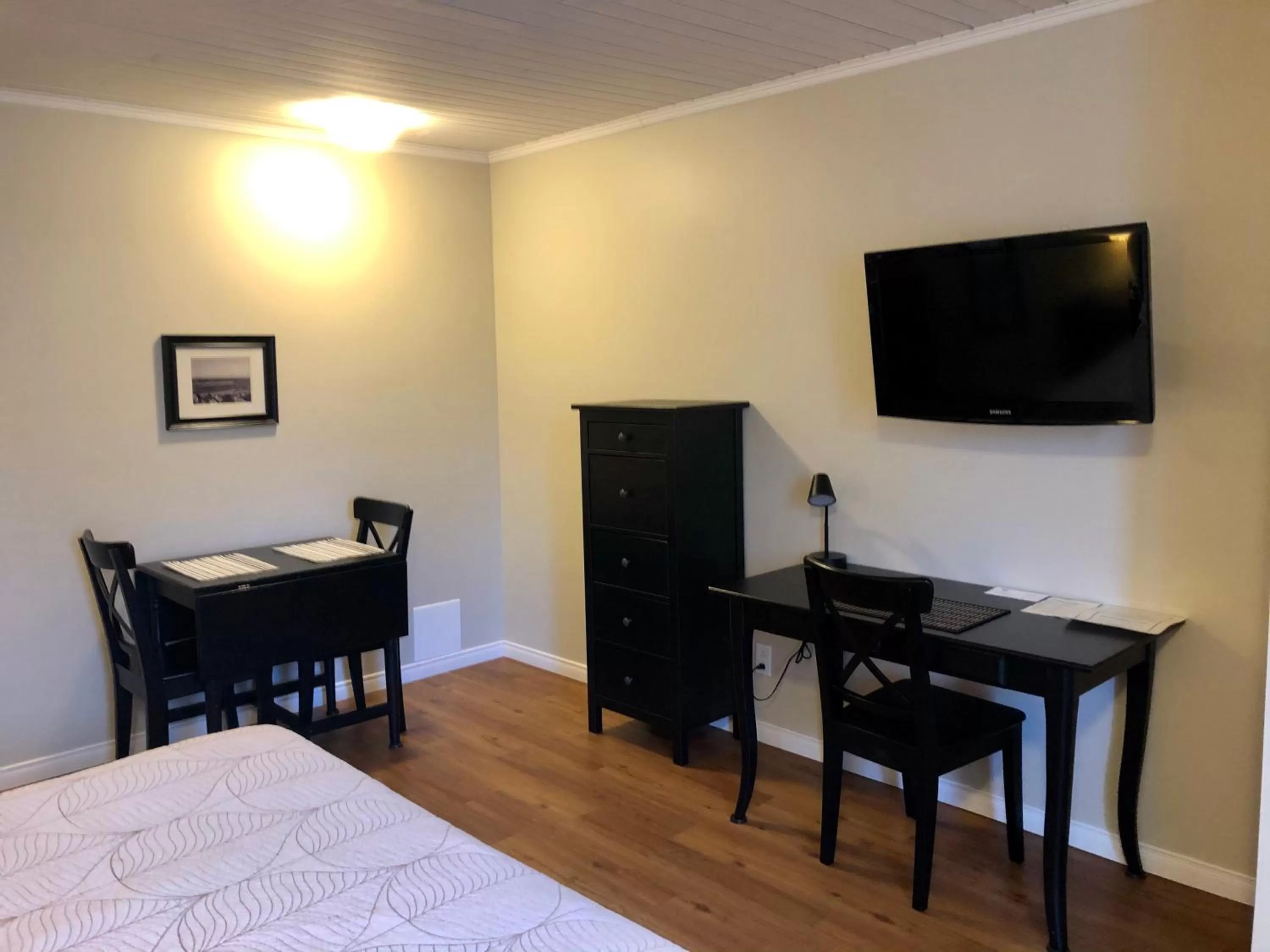 Bedroom, TV/Entertainment Center in Motel L'Abri