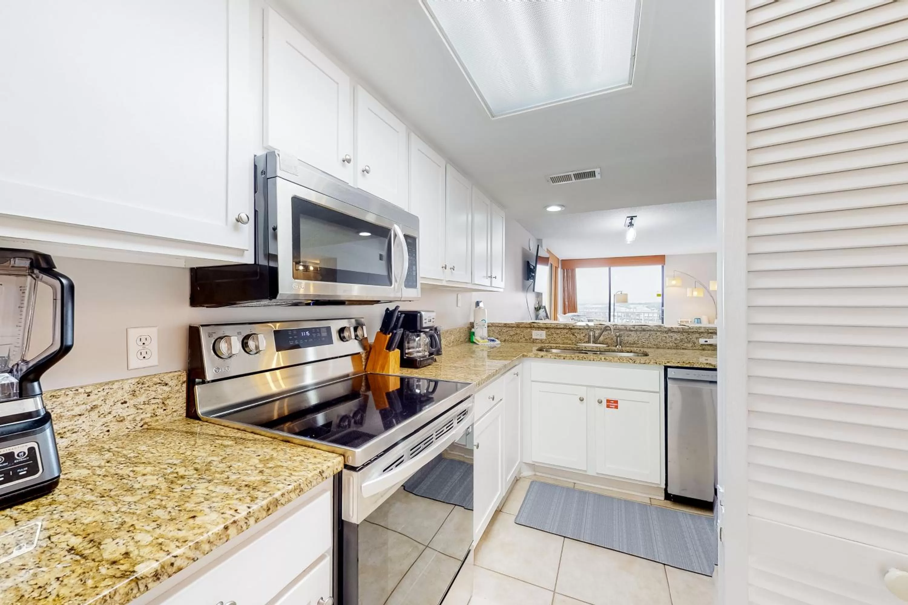 Kitchen/Kitchenette in Whaler 5B