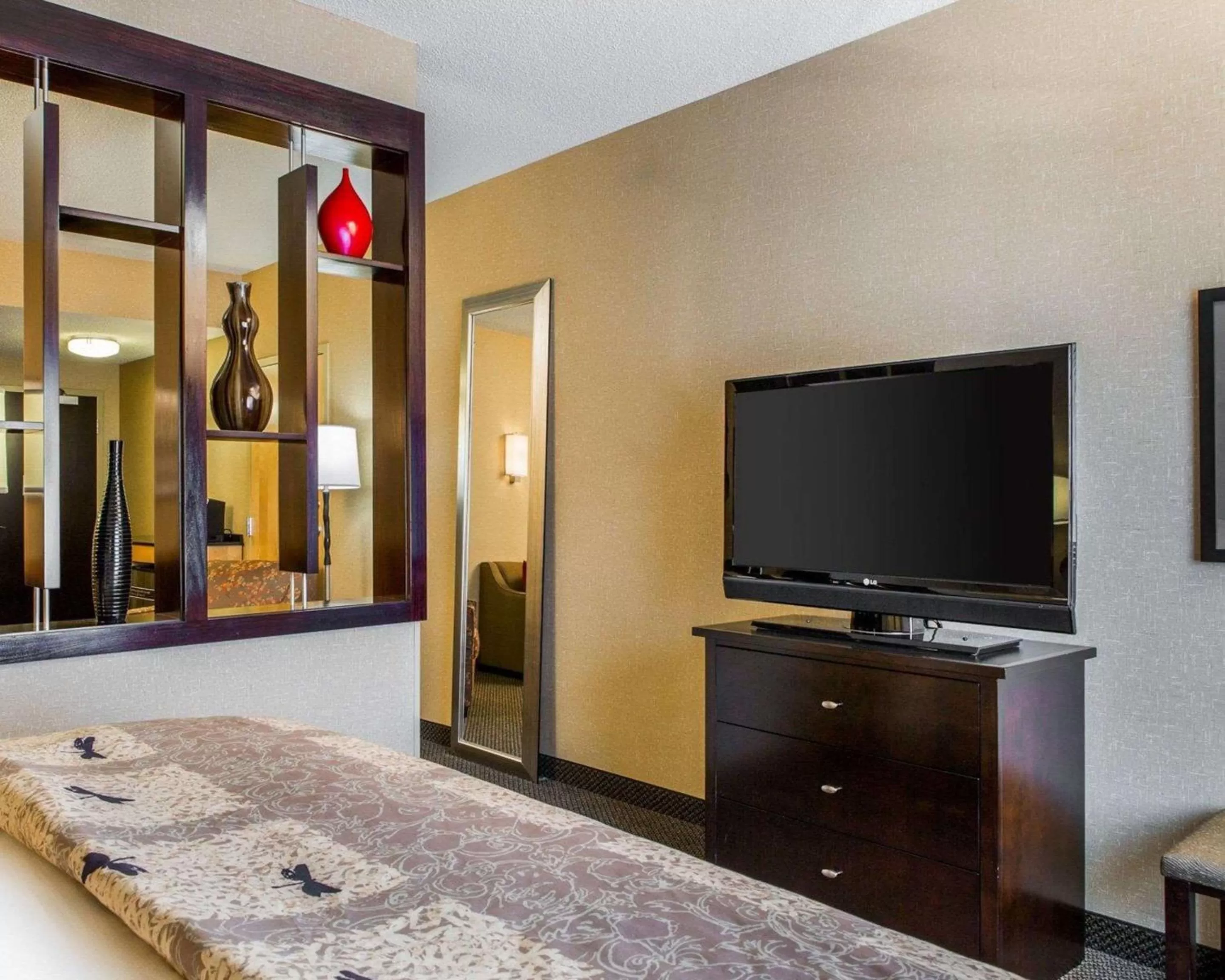 Bedroom, Bed in Cambria Hotel Traverse City