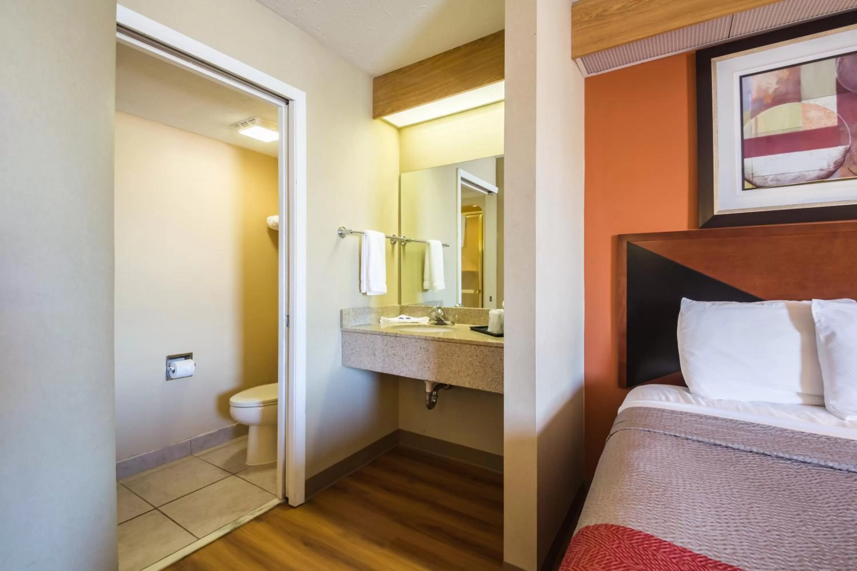 Bathroom, Bed in Motel 6-Indianapolis, IN - Airport