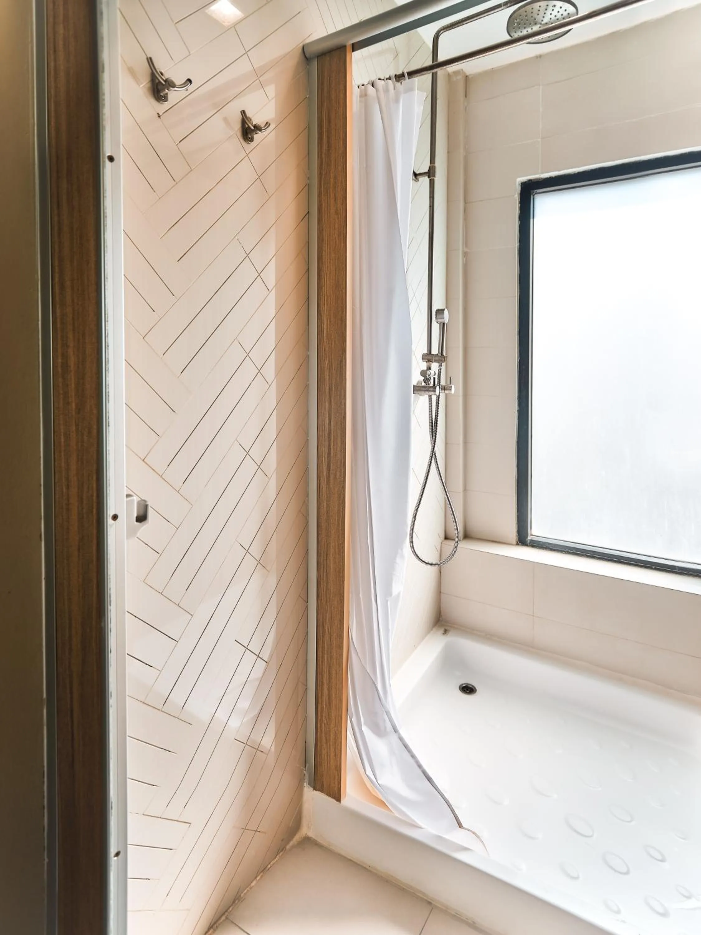 Shower in Prince Theatre Heritage Stay Hostel - Silom