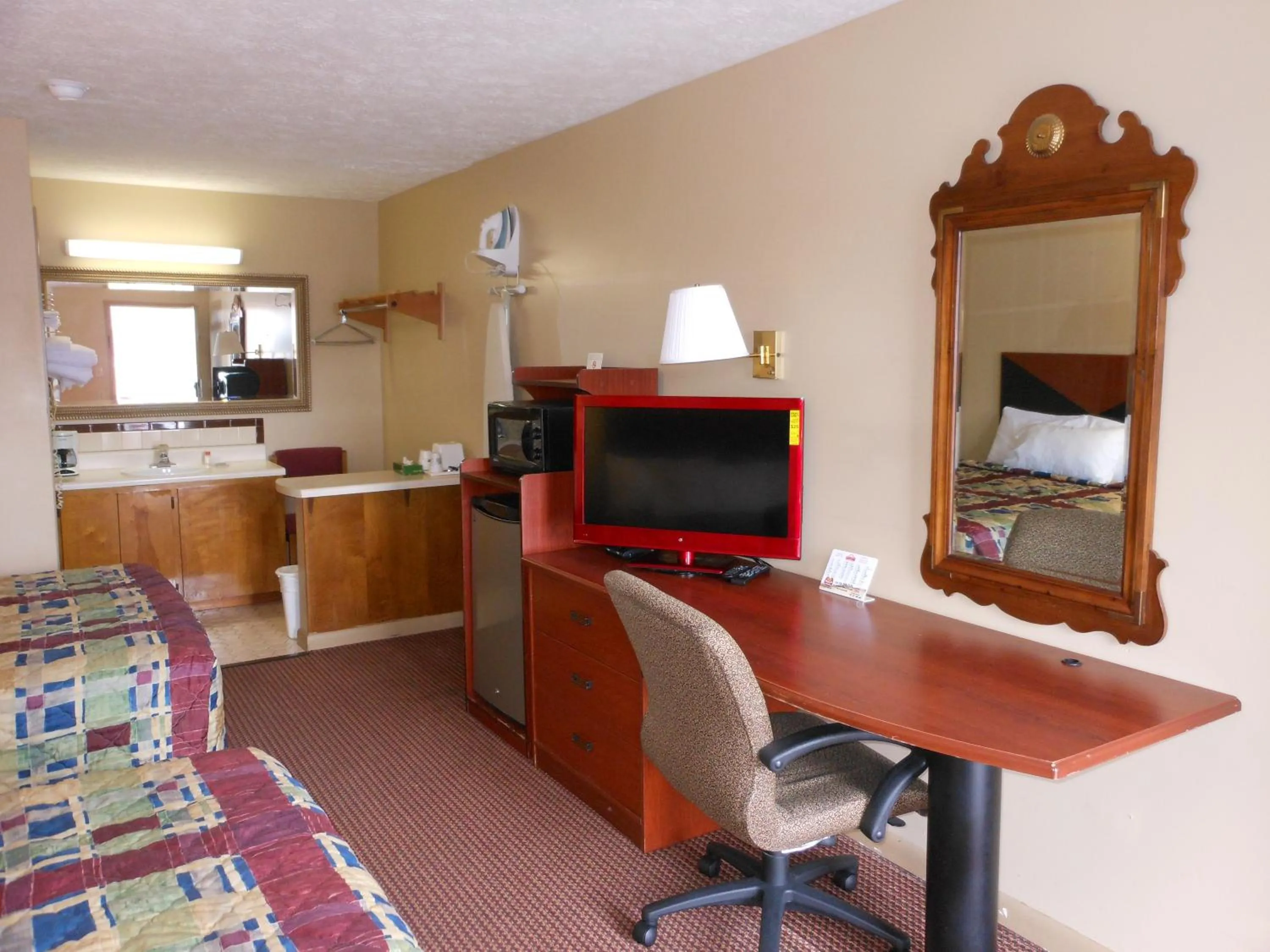 TV and multimedia in McClellan Inn