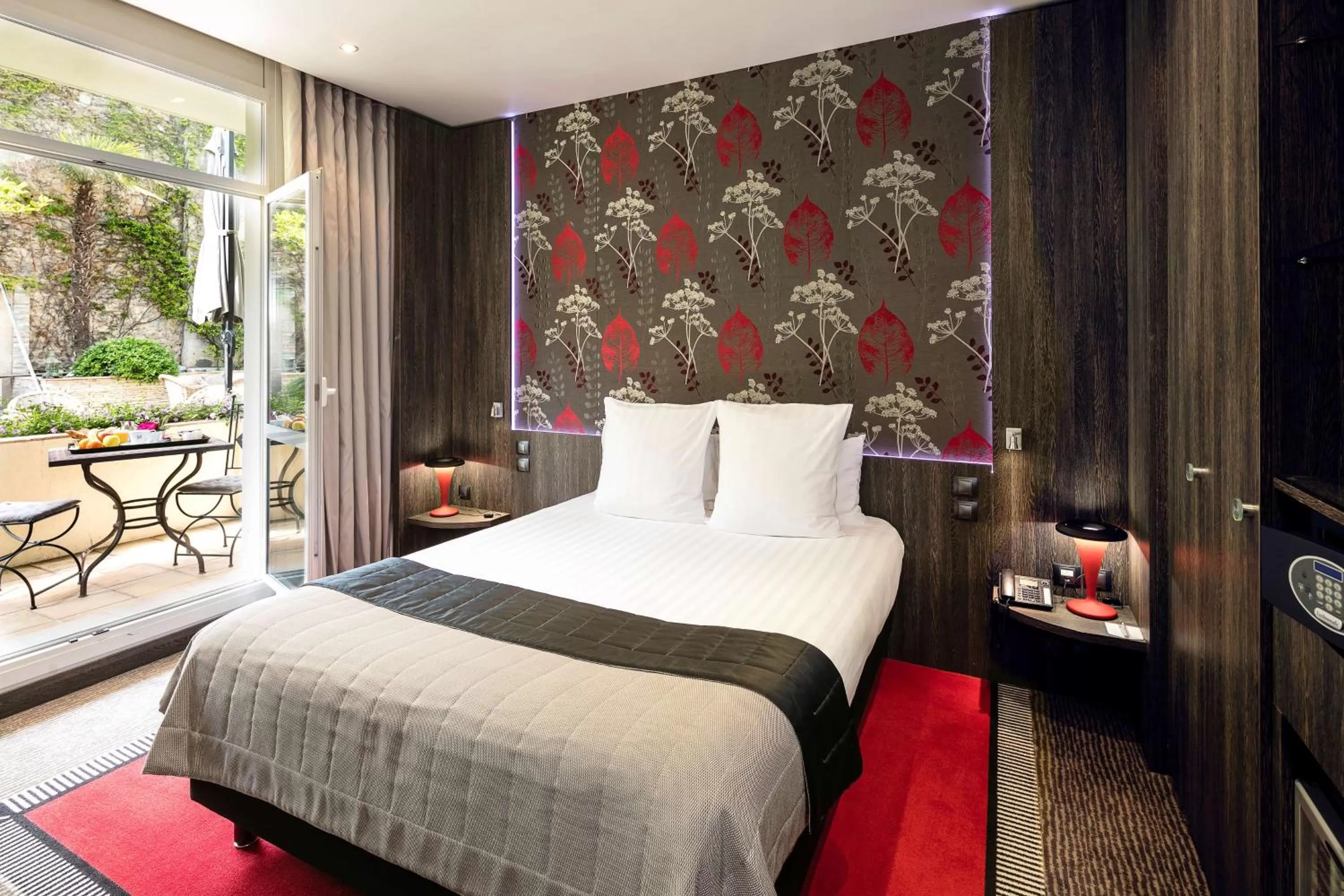 Patio, Bed in Best Western Premier Le Patio des Artistes Wellness Jacuzzi