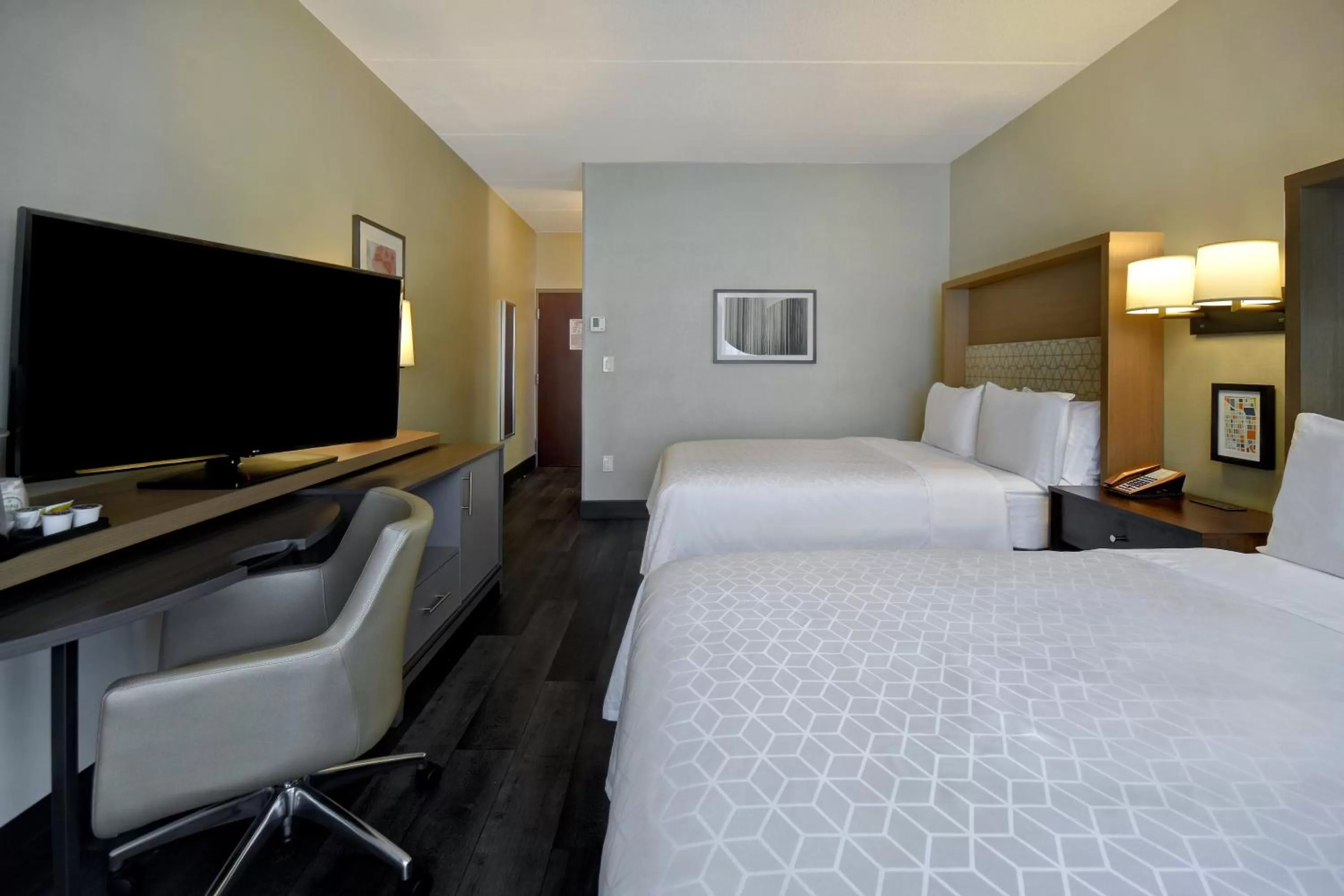 Photo of the whole room, Bed in Holiday Inn Philadelphia-Cherry Hill by IHG