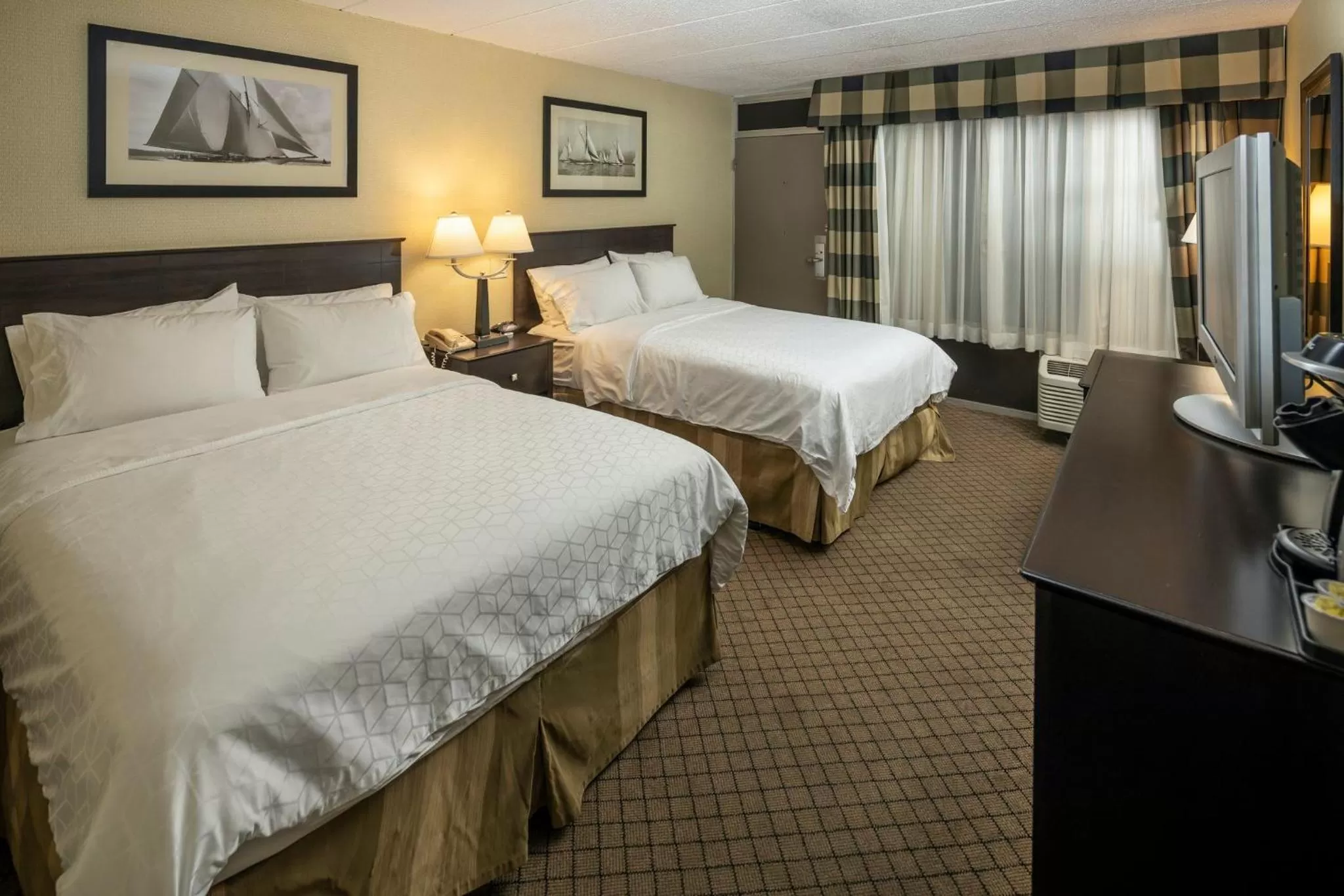 Photo of the whole room, Bed in Holiday Inn Detroit Lakes by IHG
