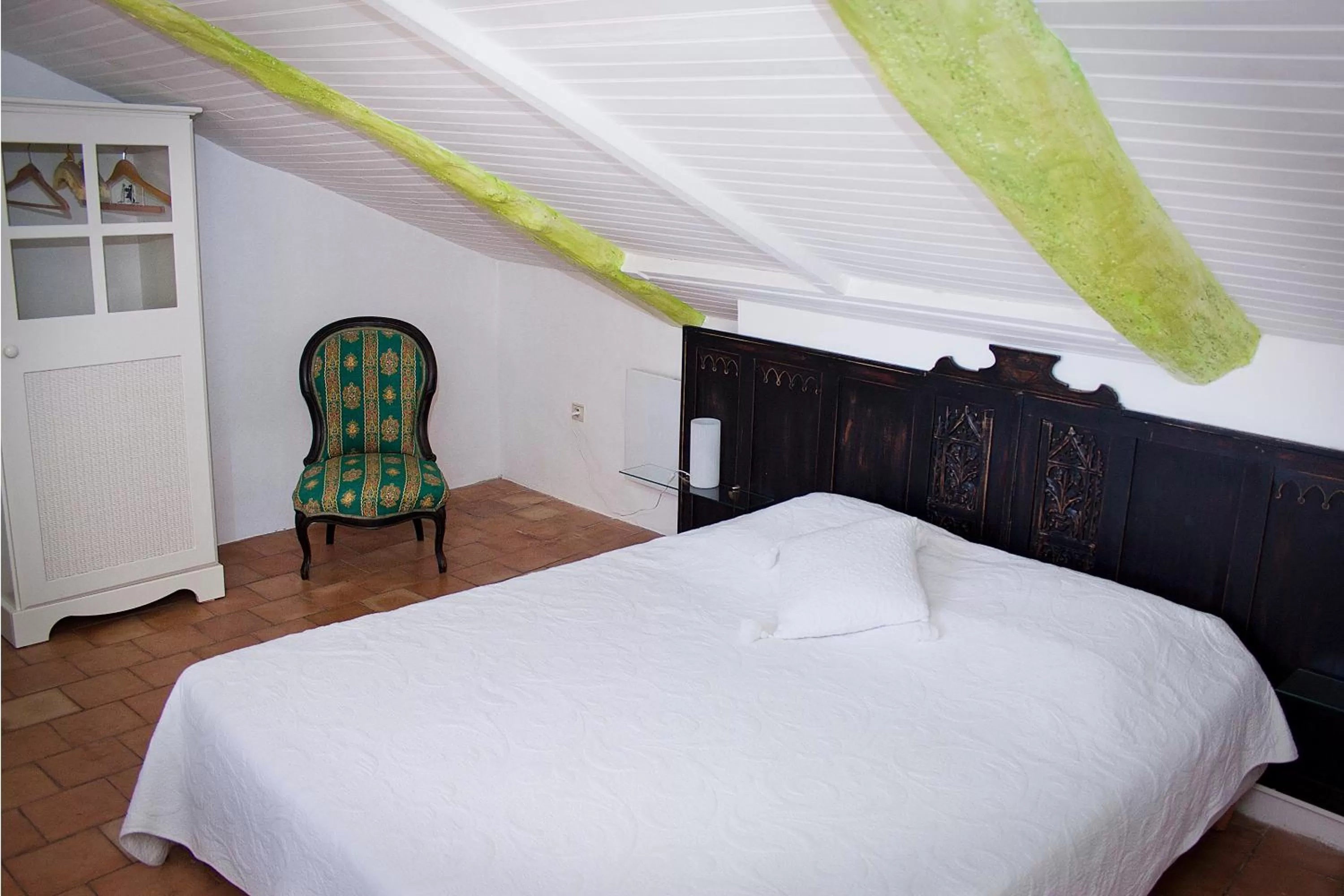 Photo of the whole room, Bed in Maison Saint Louis avec Jacuzzi