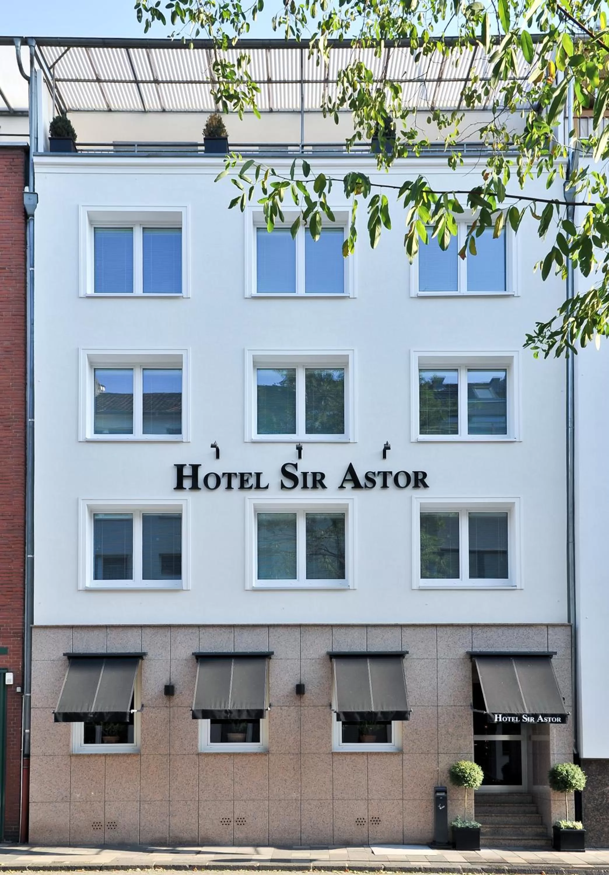 Facade/entrance in Hotel Sir & Lady Astor