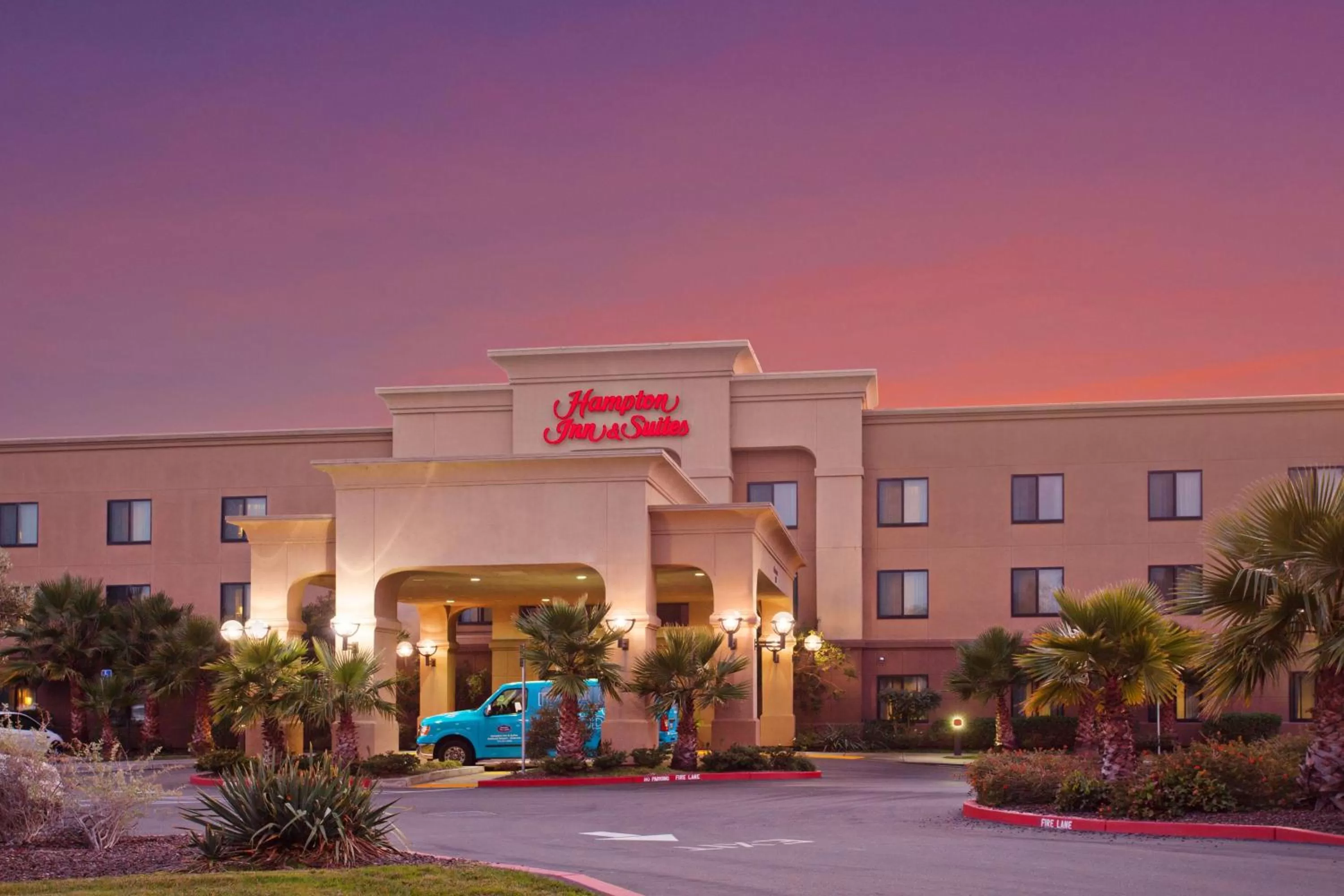 Property building in Hampton Inn & Suites Oakland Airport-Alameda