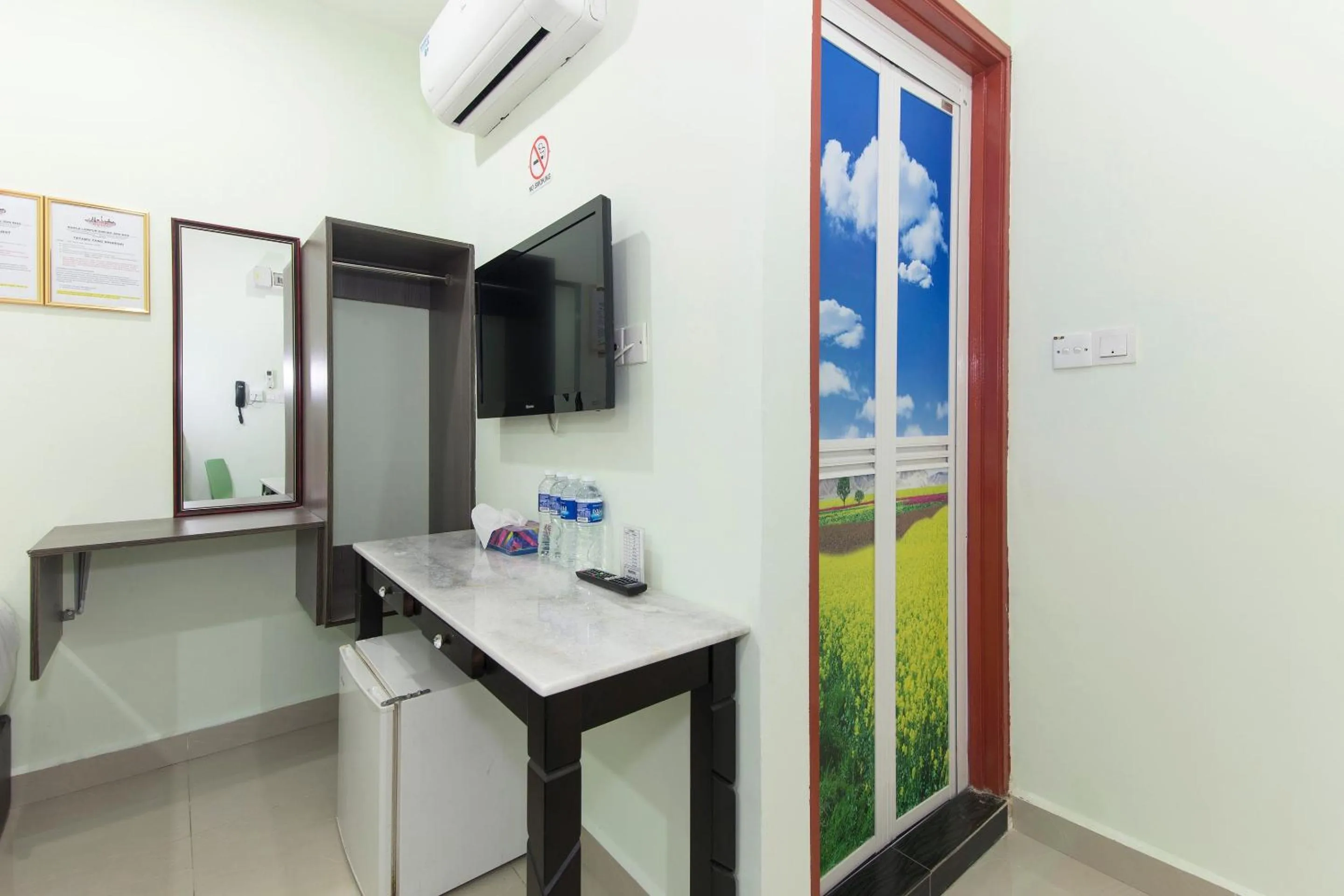 Bedroom, TV/Entertainment Center in OYO 444 KL Empire Hotel