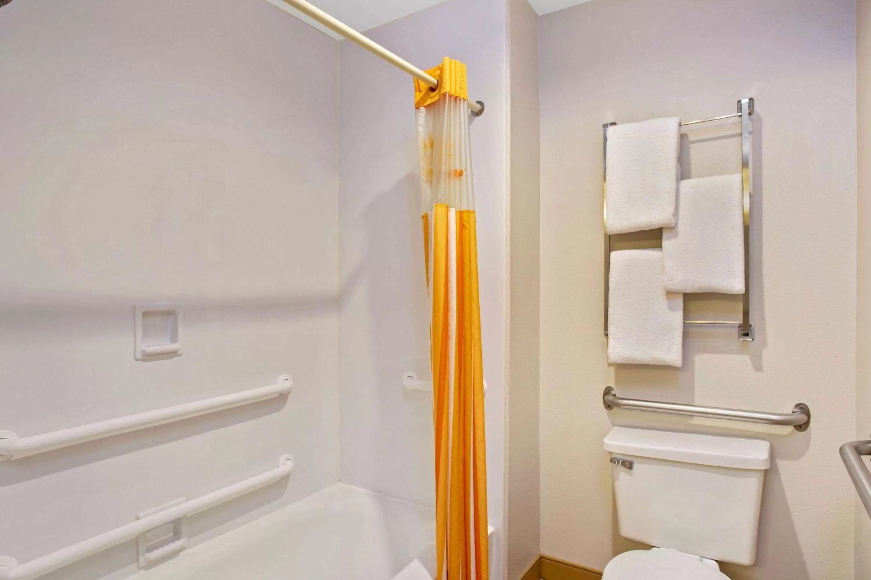 Bathroom in La Quinta Inn by Wyndham Auburn Worcester