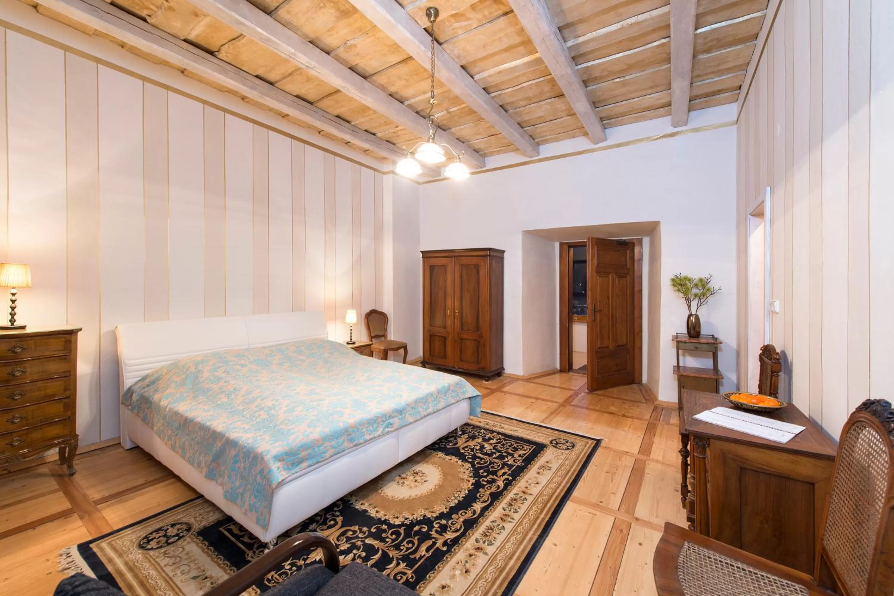 Photo of the whole room, Bed in Chateau GrandCastle