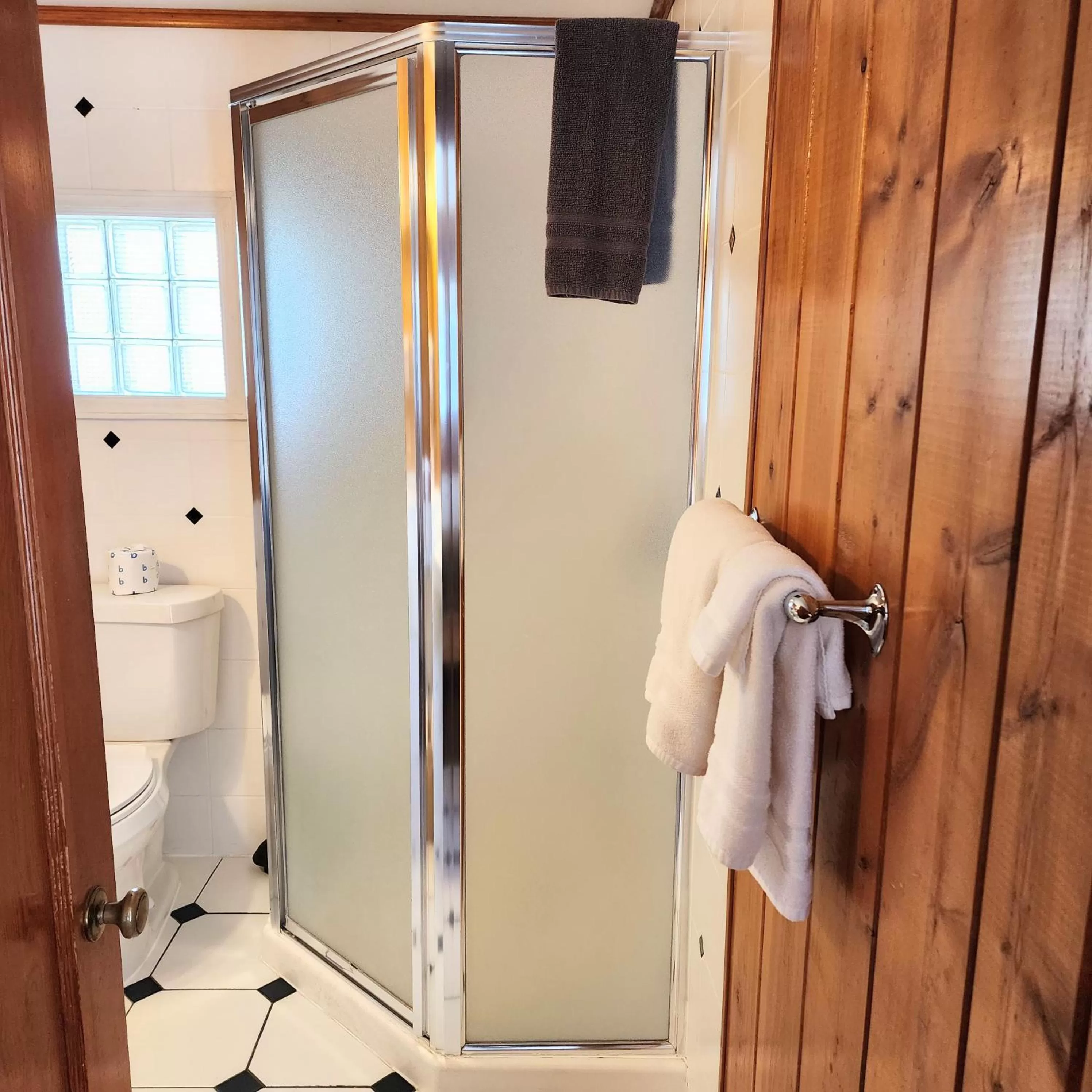 Bathroom in Canyon Motel near Rocky Mountain National Park