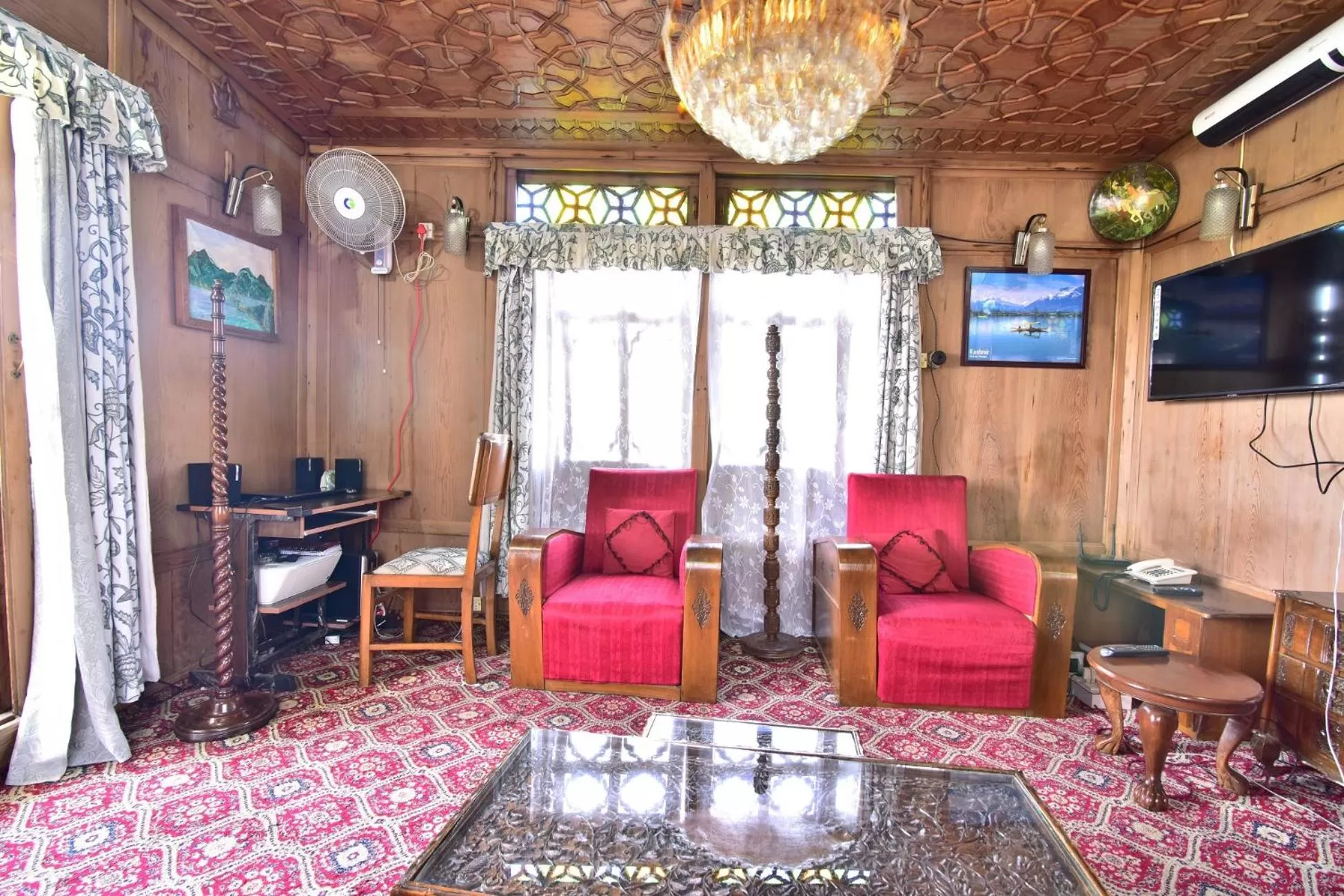TV and multimedia in Houseboat Zaindari Palace