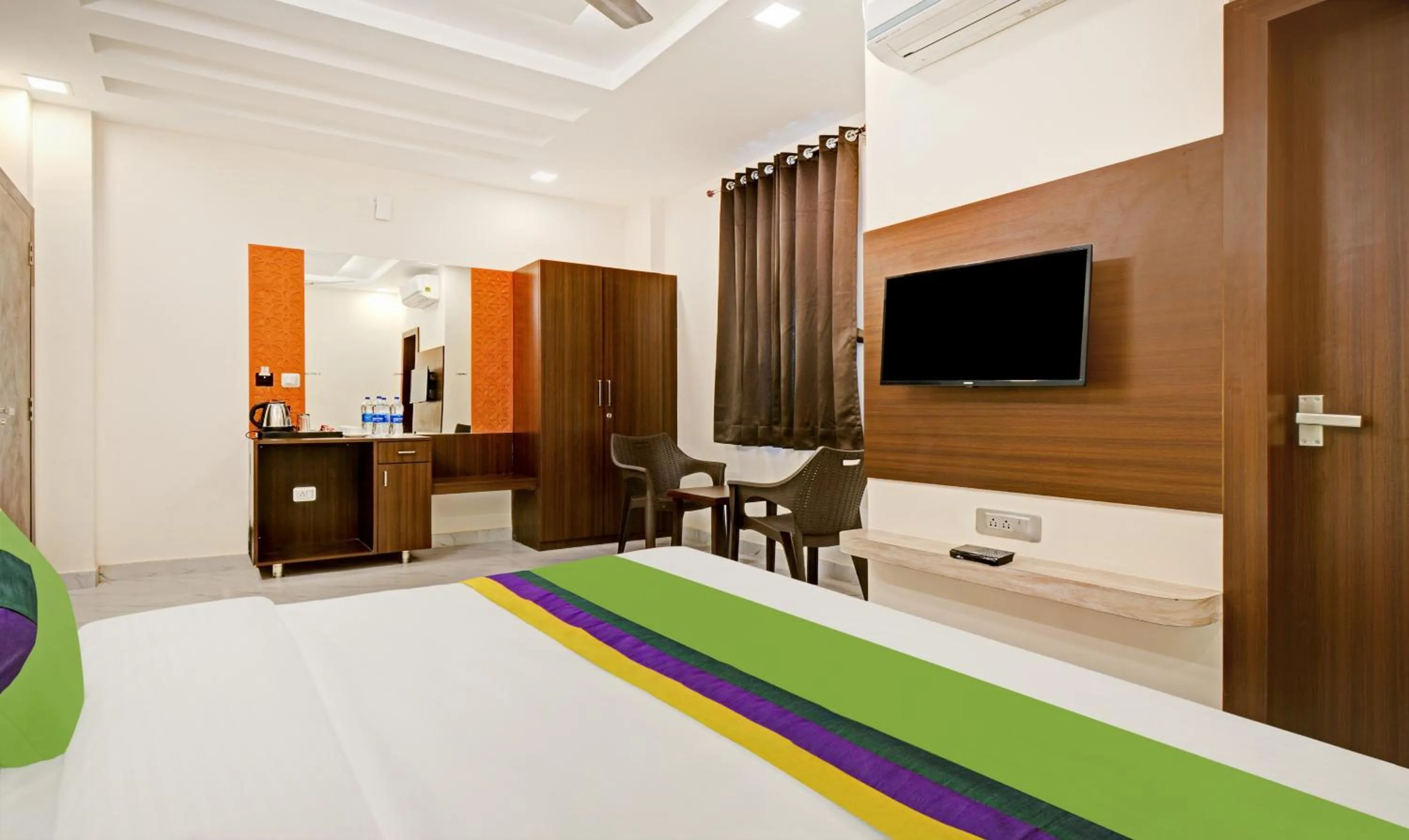 Bedroom, Bed in Treebo Paras Raj Near City Palace