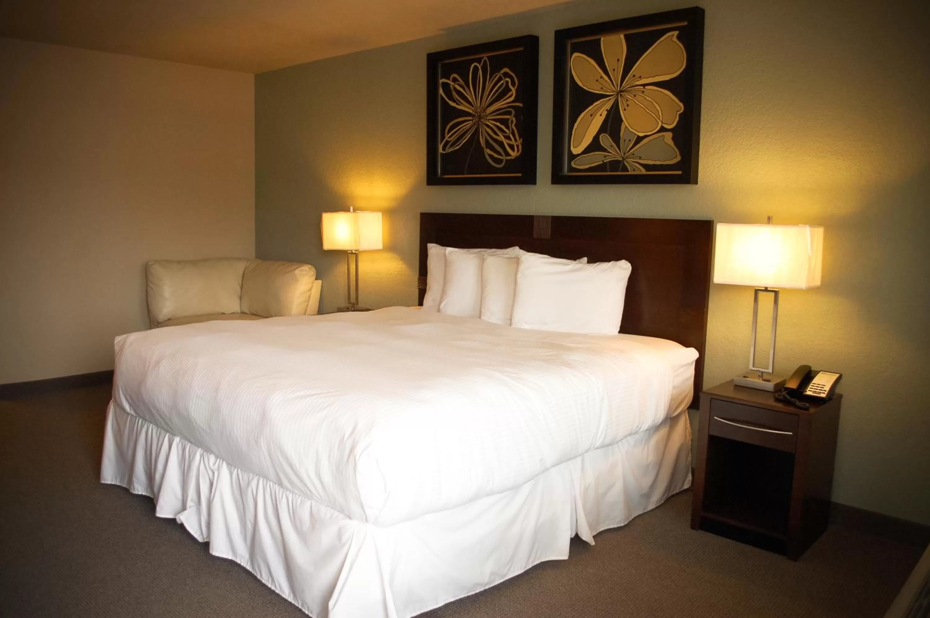 Photo of the whole room, Bed in Unique Suites Hotel