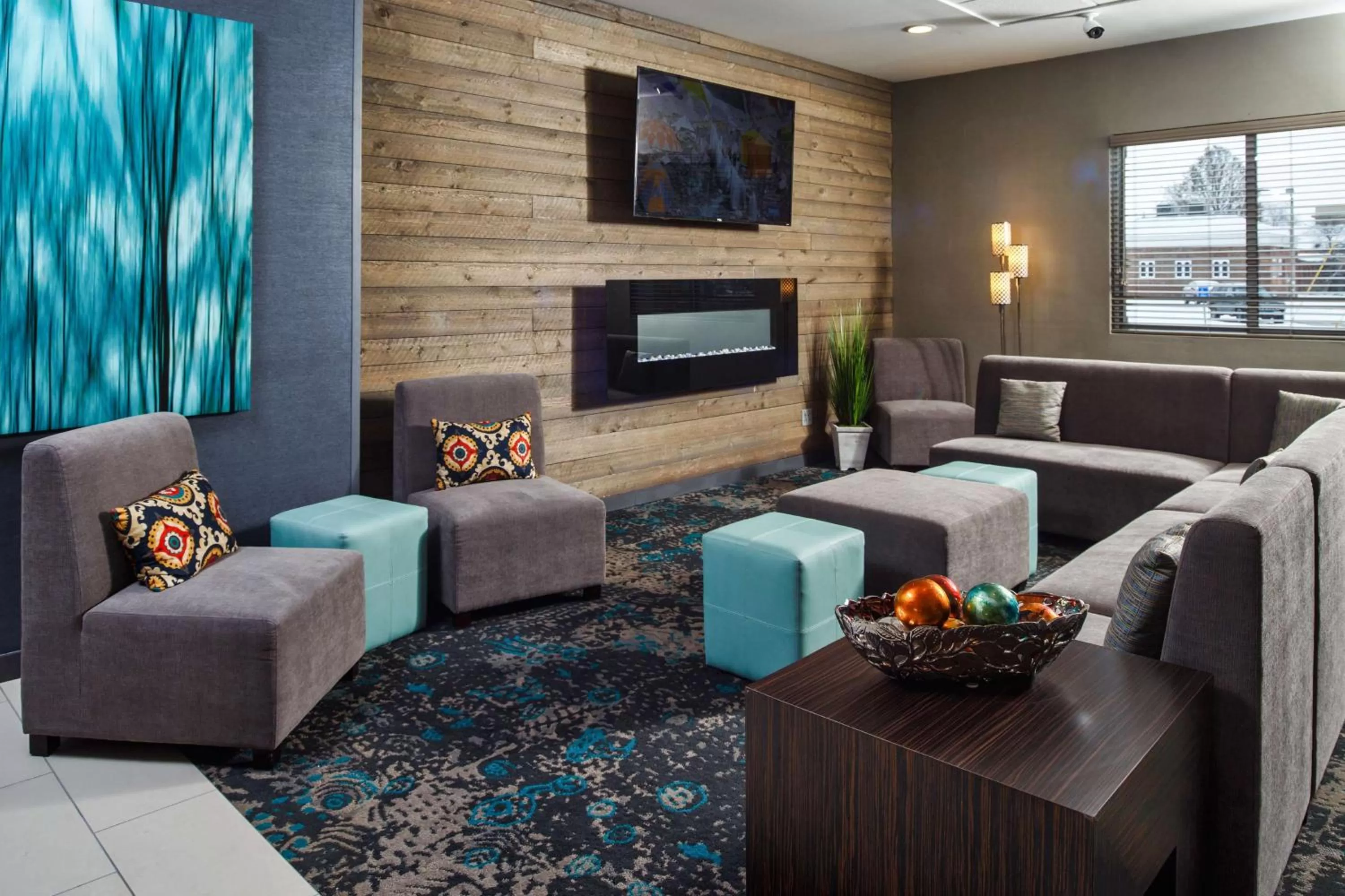 Communal lounge/ TV room in DoubleTree by Hilton Neenah