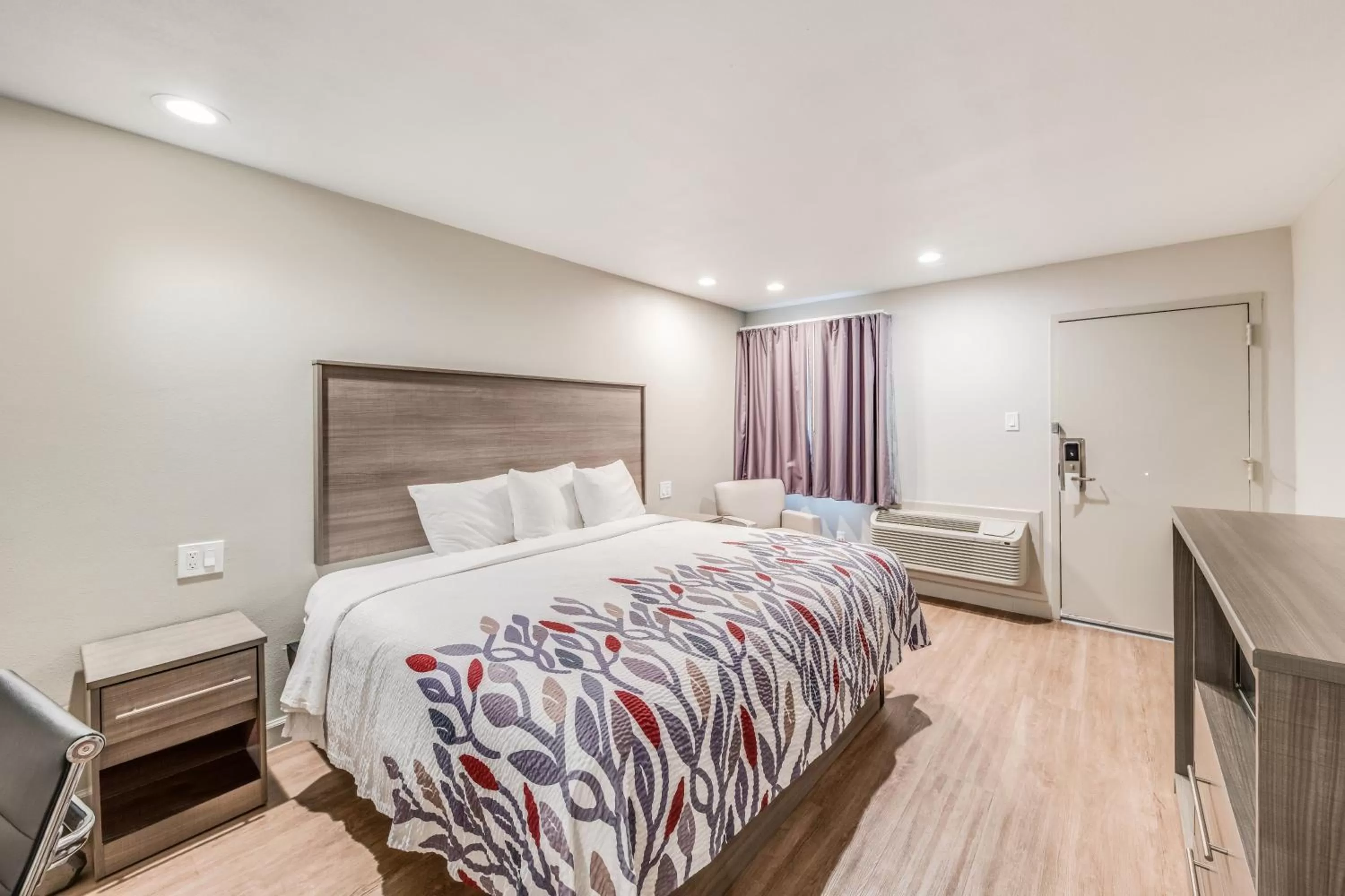 Photo of the whole room, Bed in Red Roof Inn Lewisville