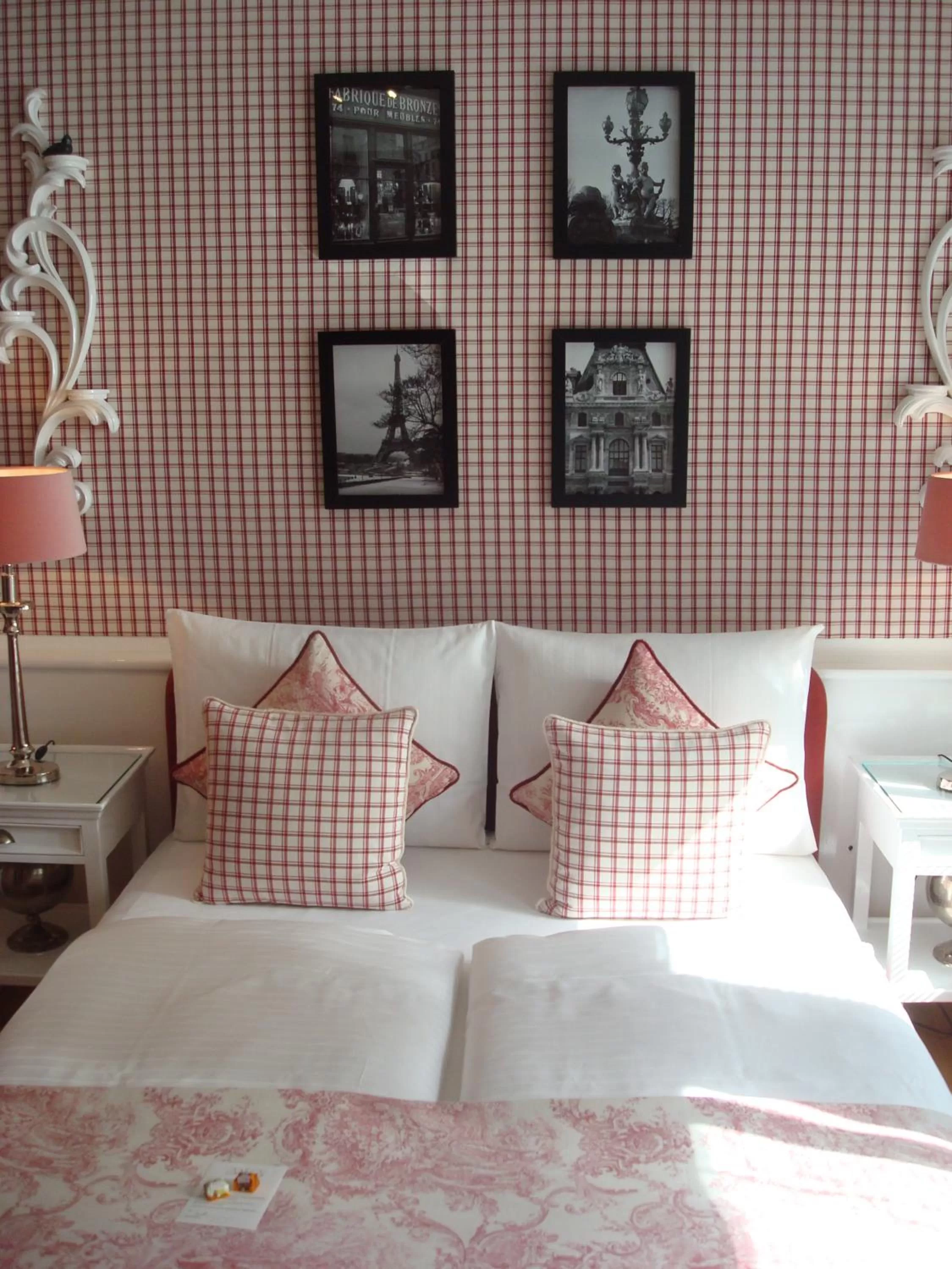 Decorative detail, Bed in Hotel Sir & Lady Astor