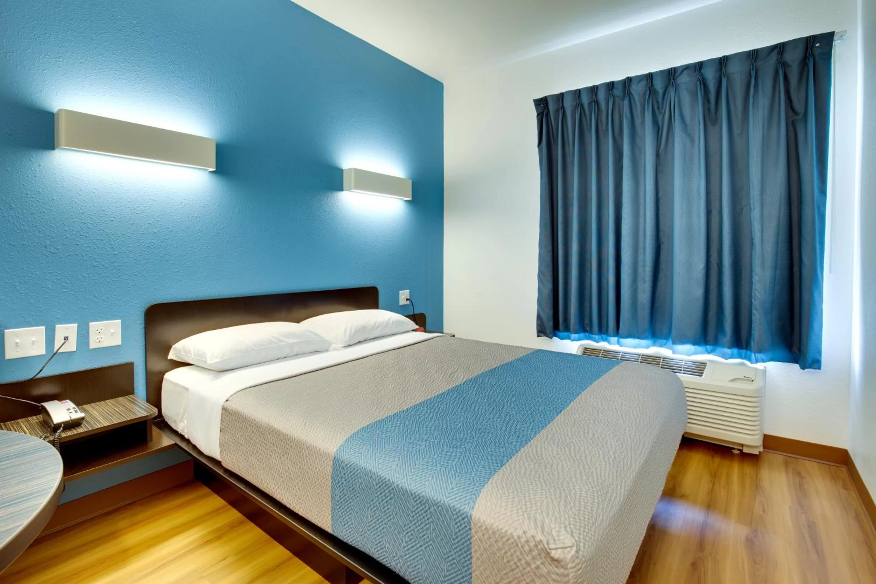 Bedroom, Bed in Motel 6 Poplar Bluff, MO