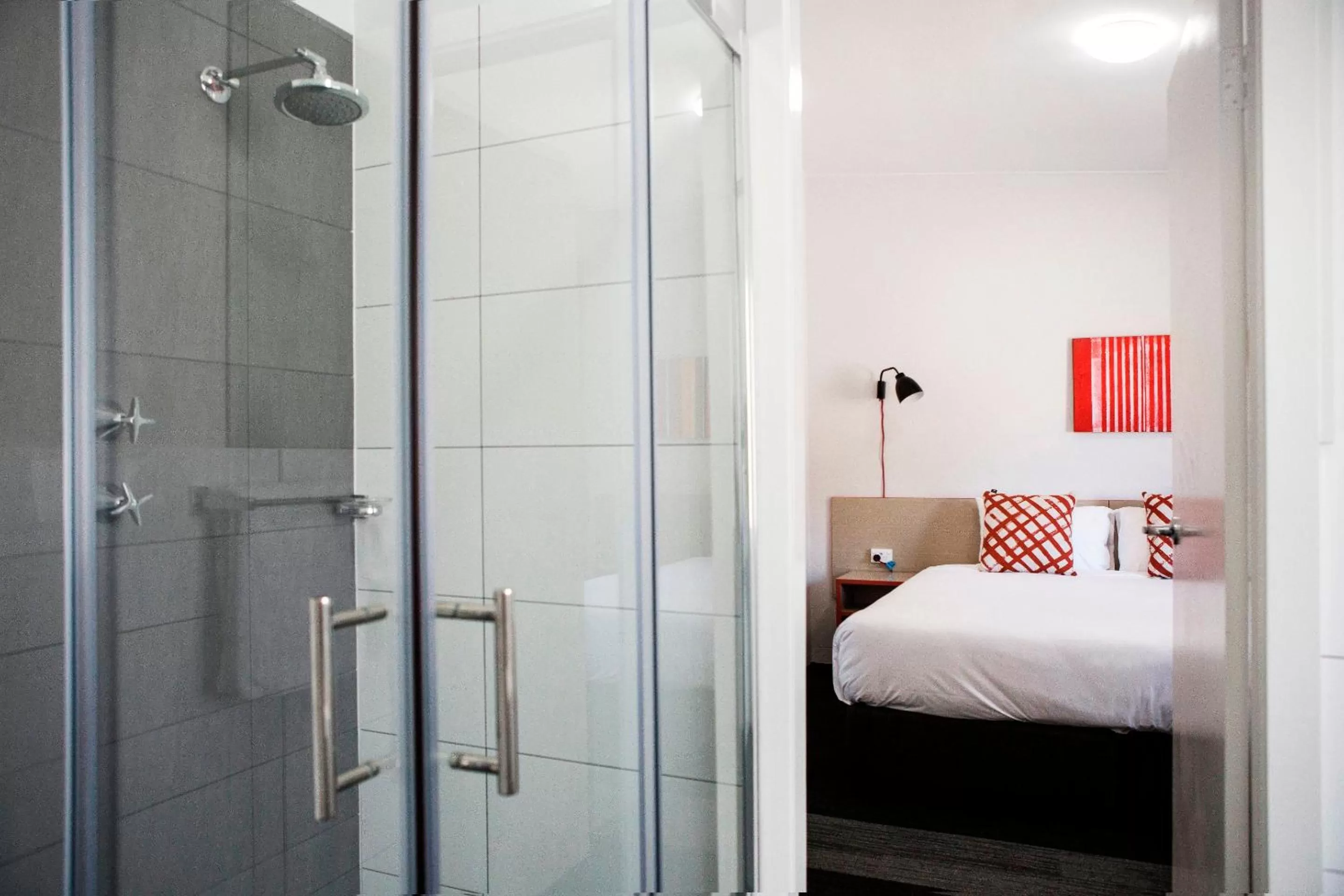 Bathroom, Bed in Villawood Hotel