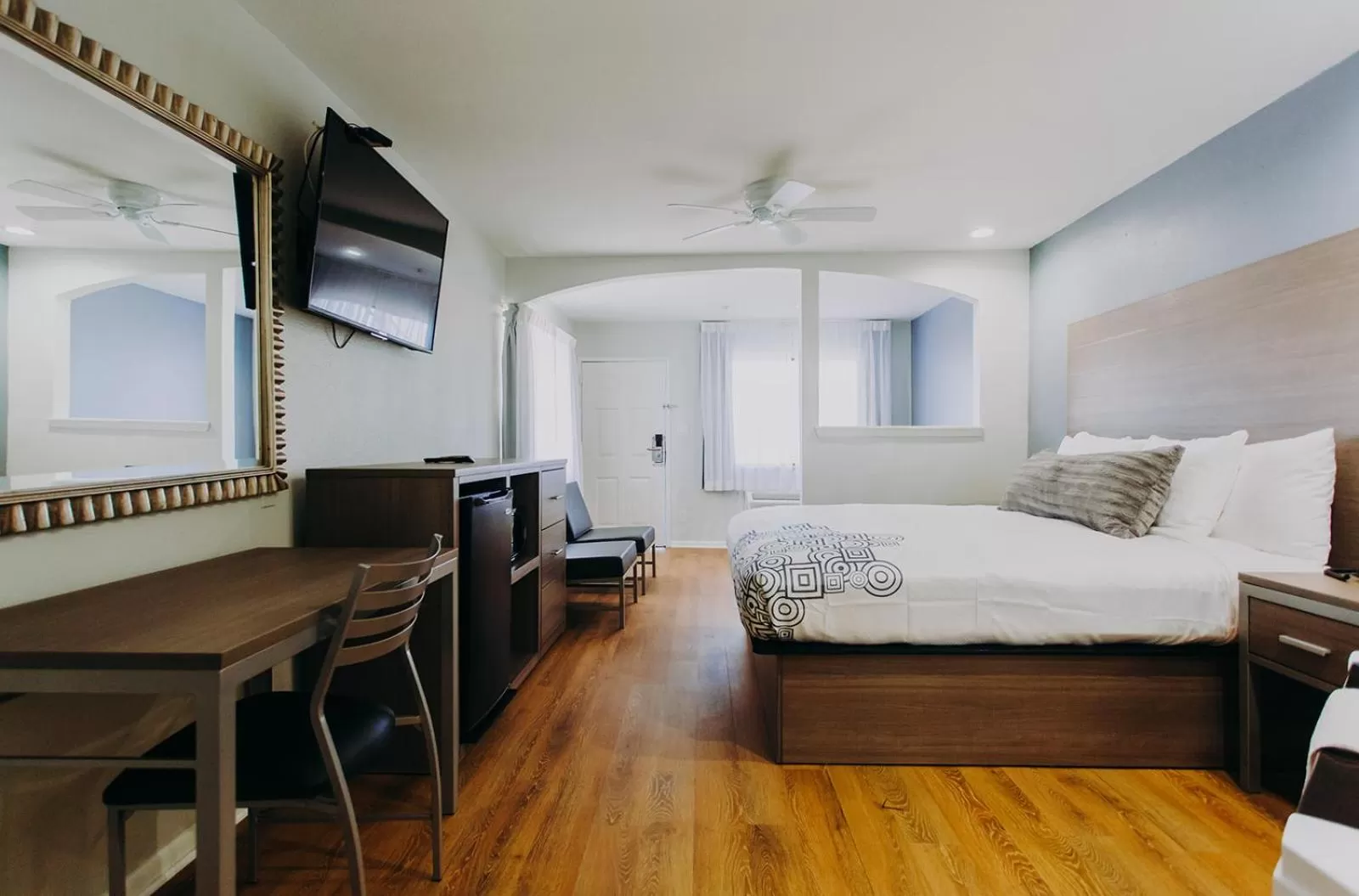 Photo of the whole room, Bed in Scottish Inn & Suites - Kemah Boardwalk