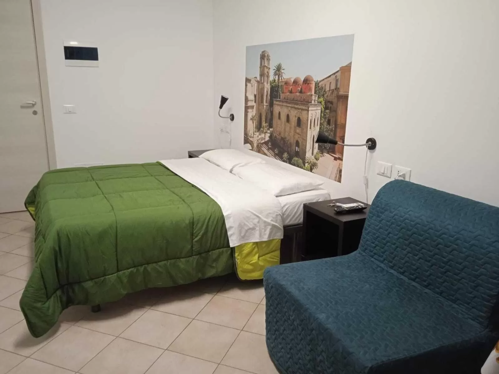 Photo of the whole room, Bed in B&B Into Palermo Rooms vicino al teatro Massimo