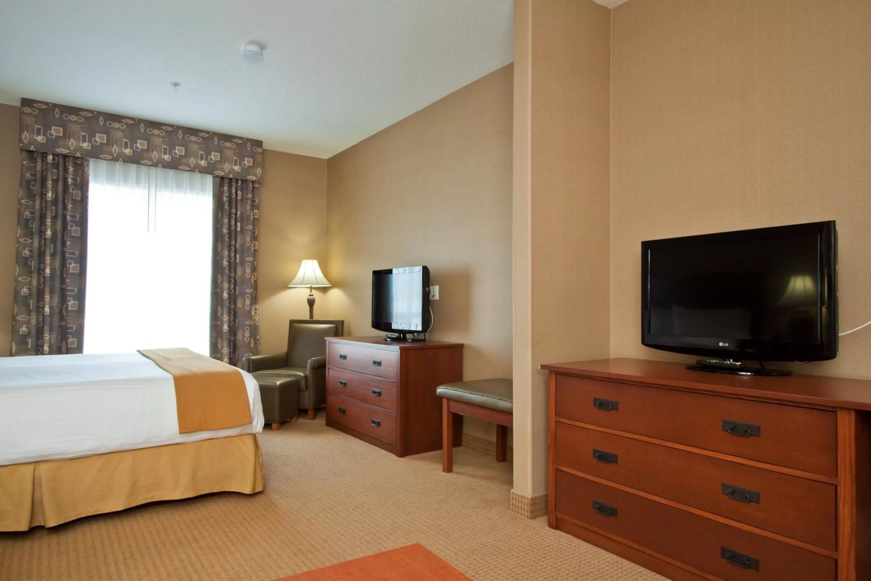 Photo of the whole room, Bed in Days Inn & Suites by Wyndham Strathmore