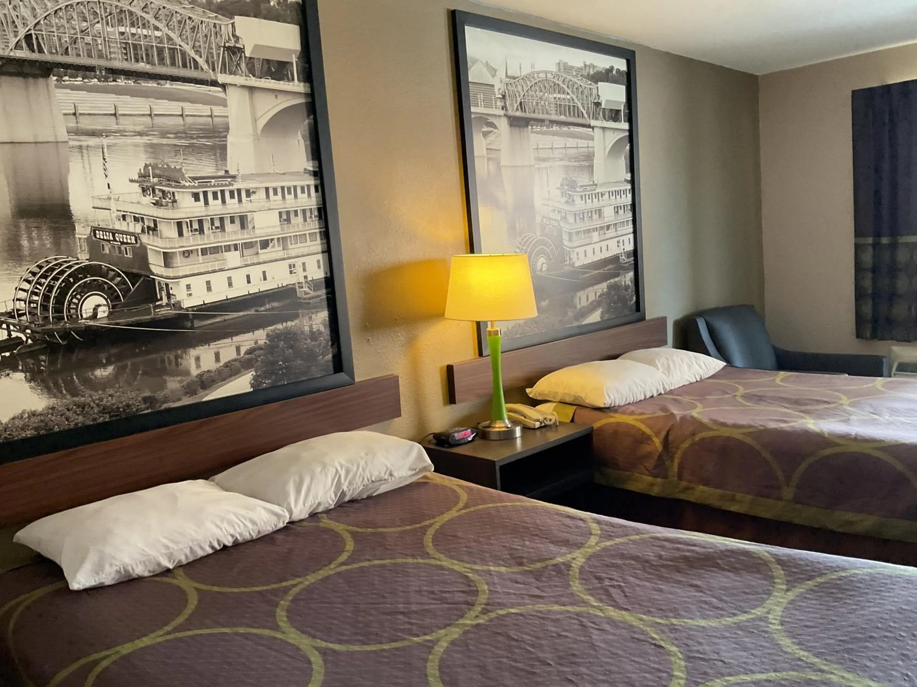 Bedroom, Bed in Super 8 by Wyndham Chattanooga/East Ridge