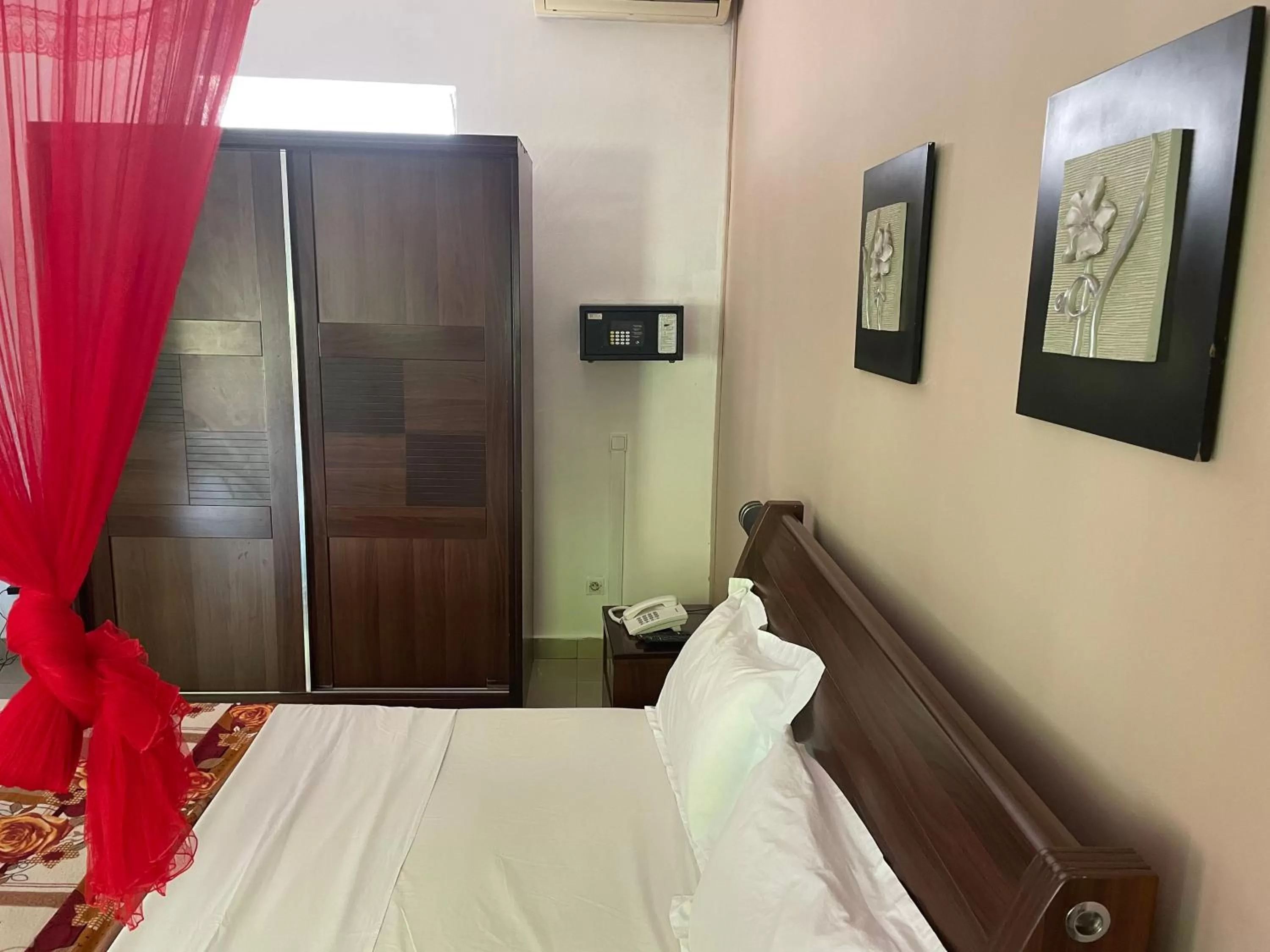 Bedroom, Bed in Hôtel La Grillade