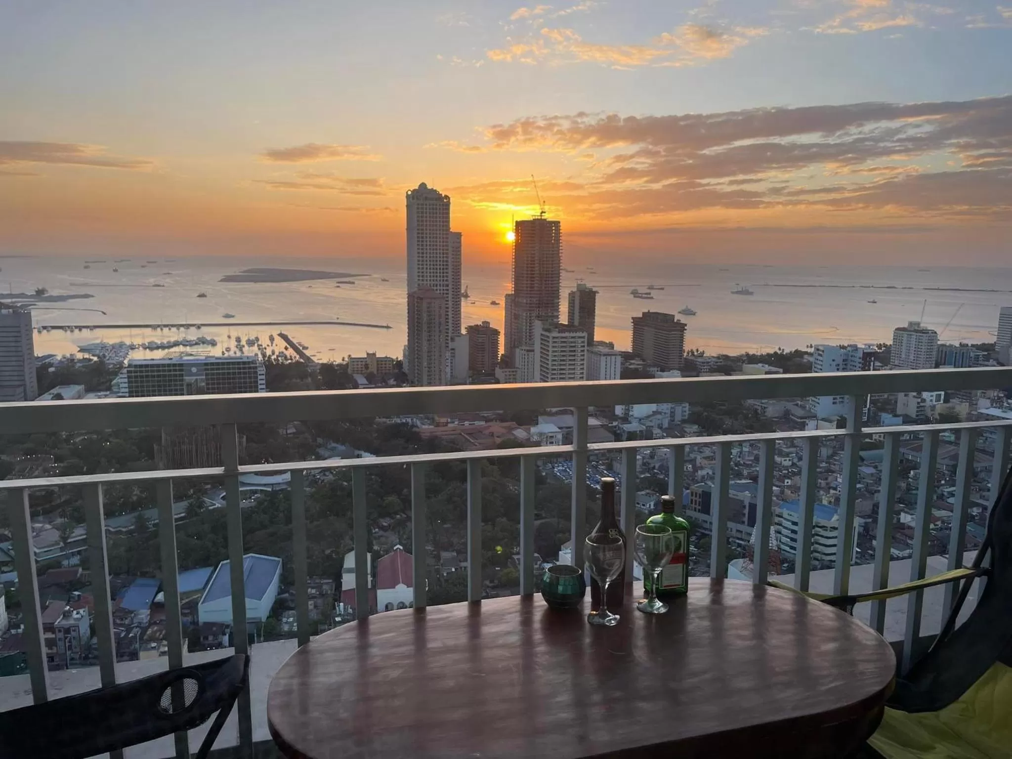 Balcony/Terrace, Sunrise/Sunset in Green Residences Staycation by PBYY