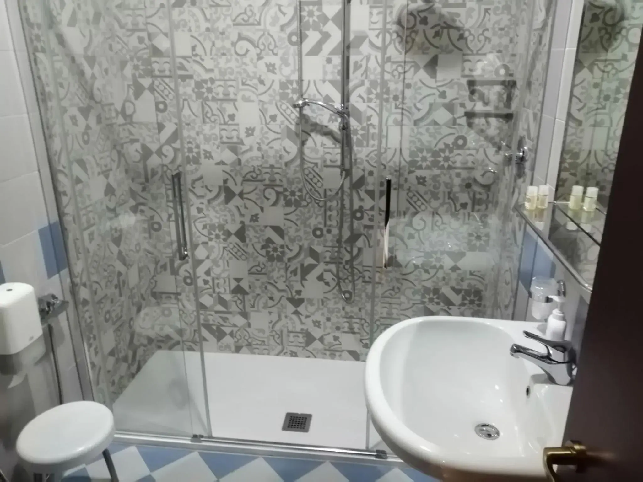 Quadruple Room in Continental Hotel Quadruple Room in Continental Hotel