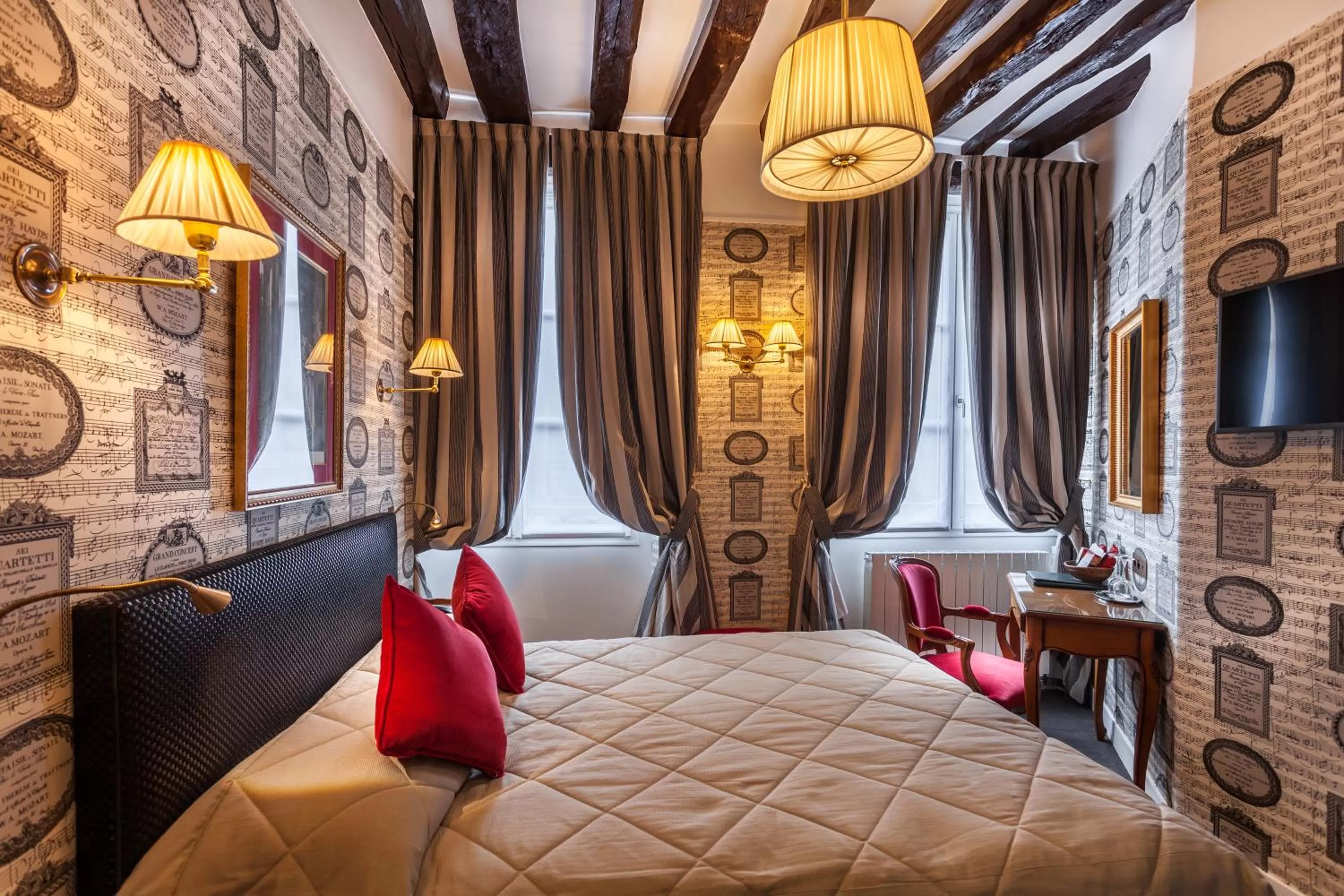 Photo of the whole room, Bed in Grand Hôtel de L'Univers Saint-Germain