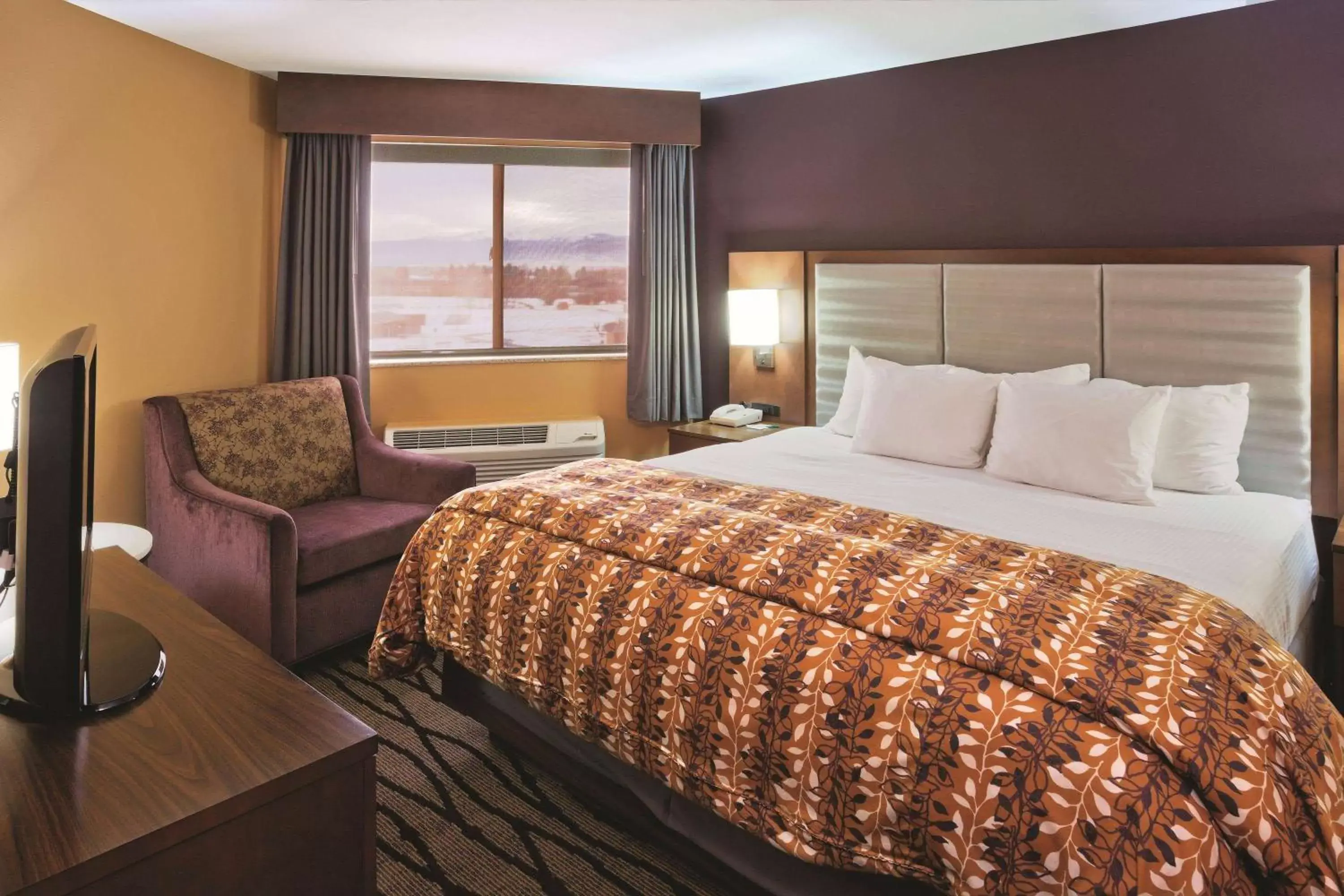 King Suite with Mountain View - Non-Smoking in La Quinta by Wyndham Butte King Suite with Mountain View - Non-Smoking in La Quinta by Wyndham Butte