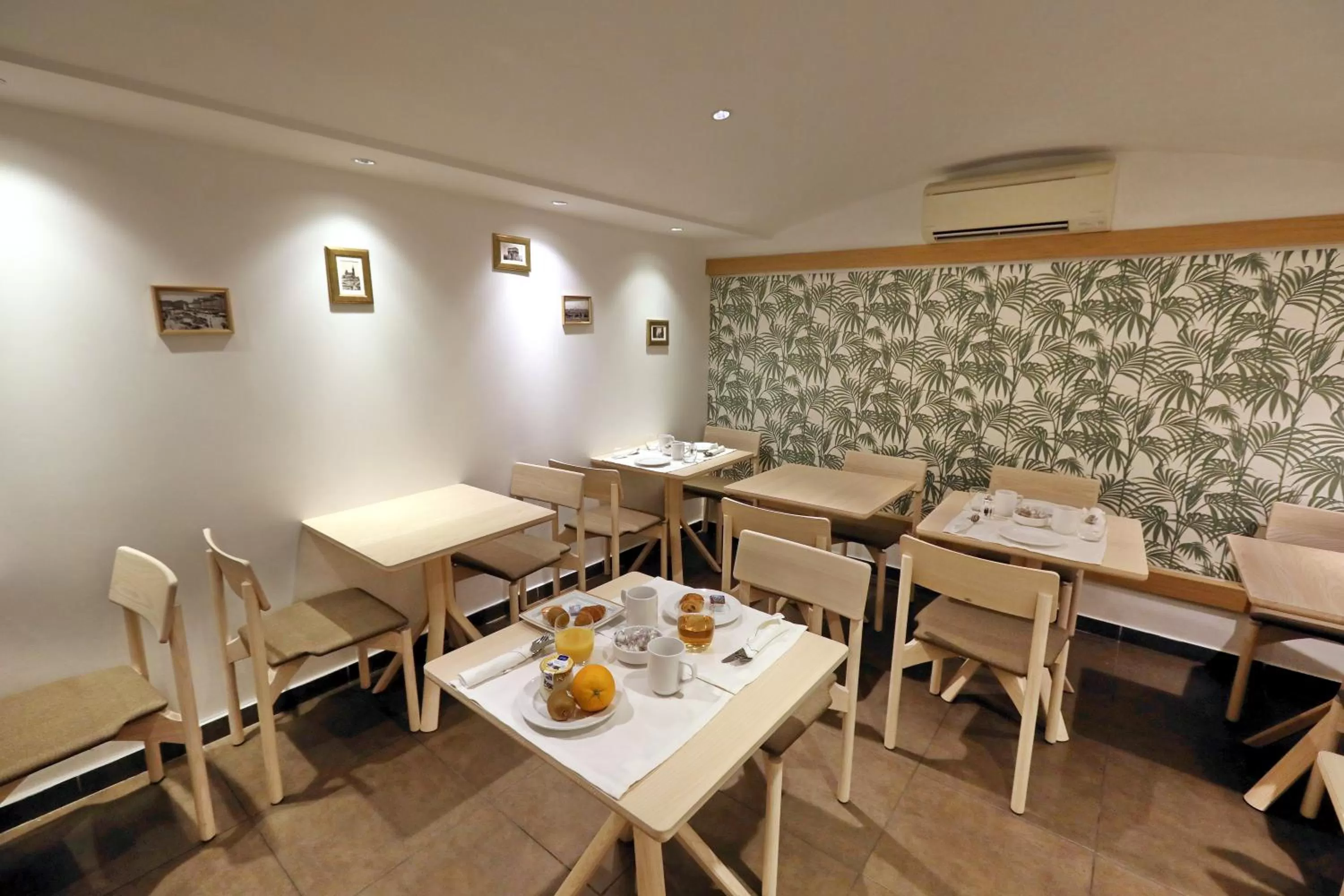 Restaurant/places to eat in Best Western Hotel du Mucem