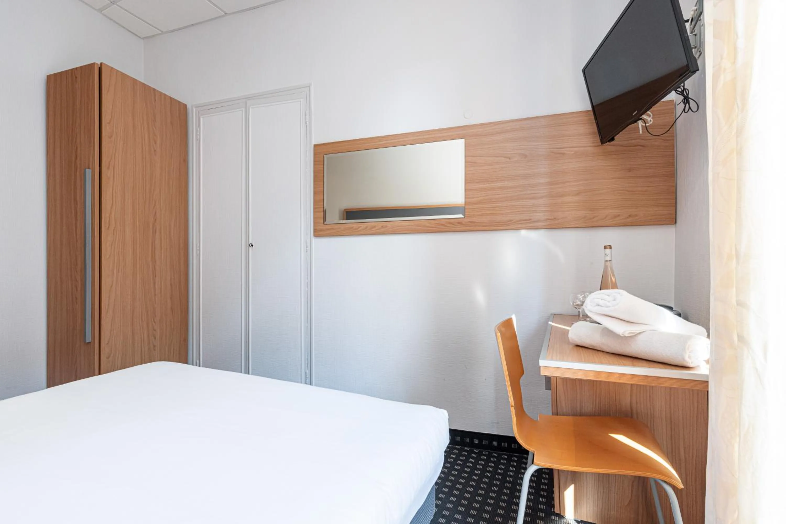 Photo of the whole room in Naomi Cannes