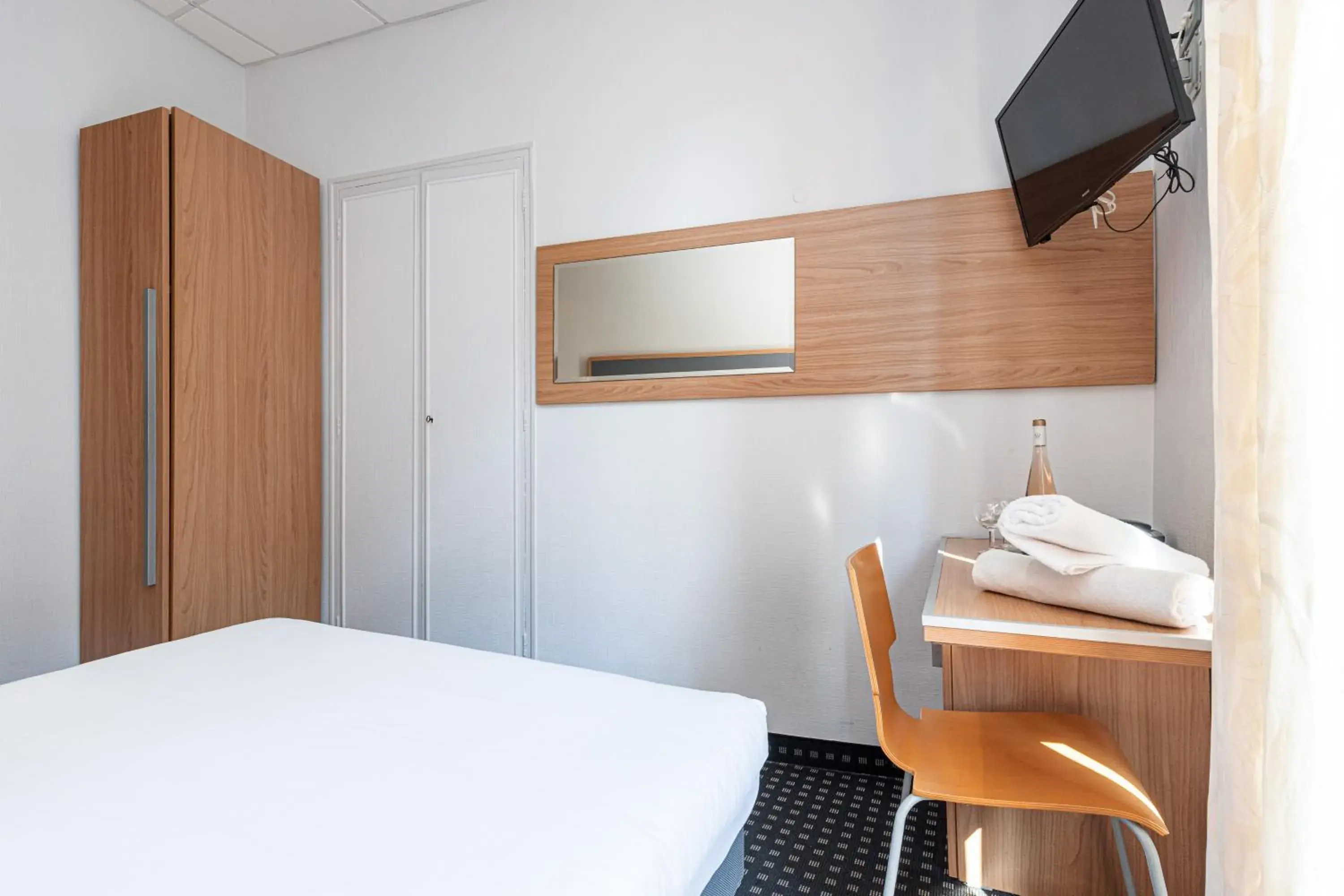 Superior Double Room in Modern Waikiki Hotel Superior Double Room in Modern Waikiki Hotel