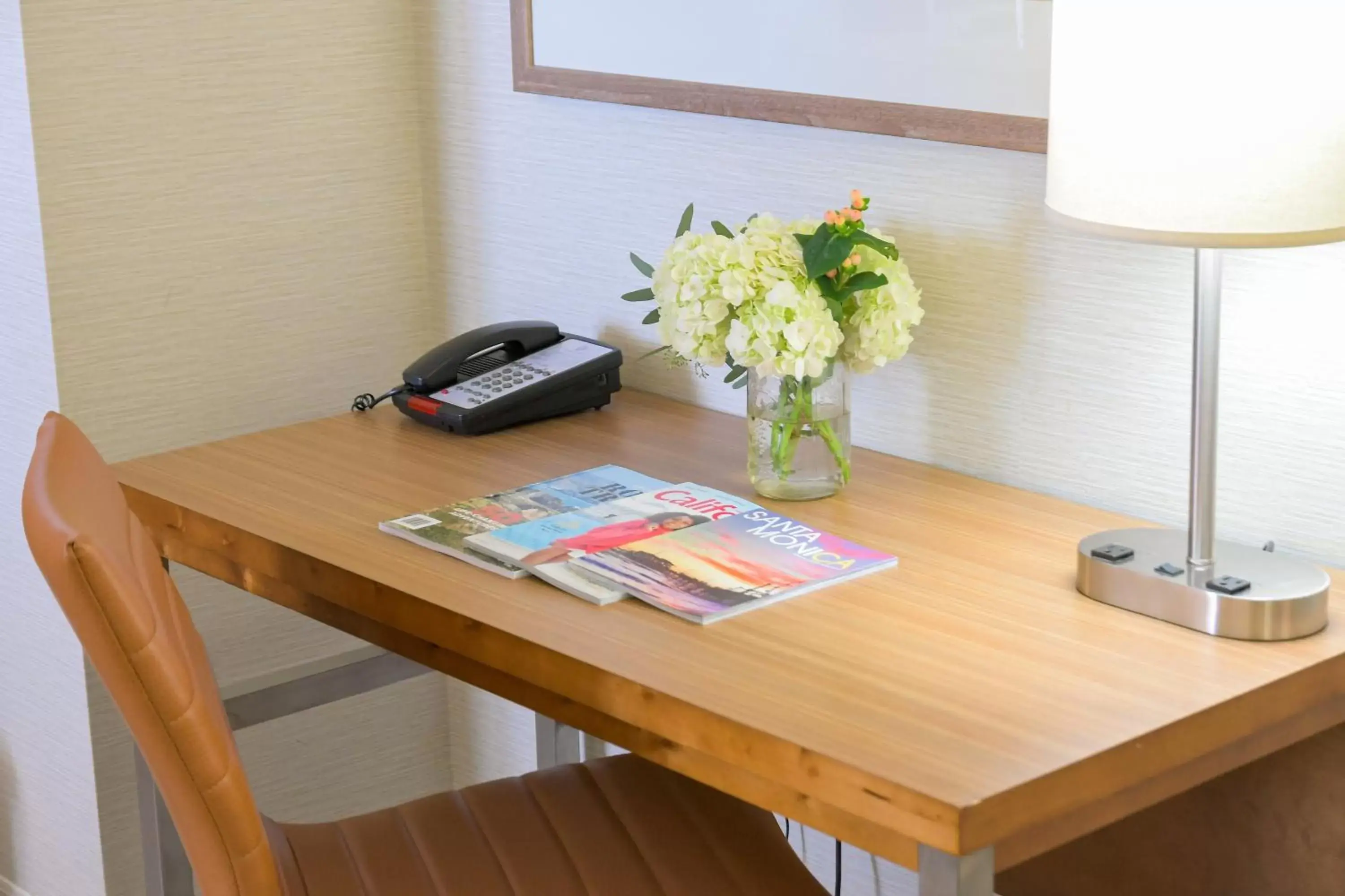 Standard King Room in Gateway Hotel Santa Monica Standard King Room in Gateway Hotel Santa Monica