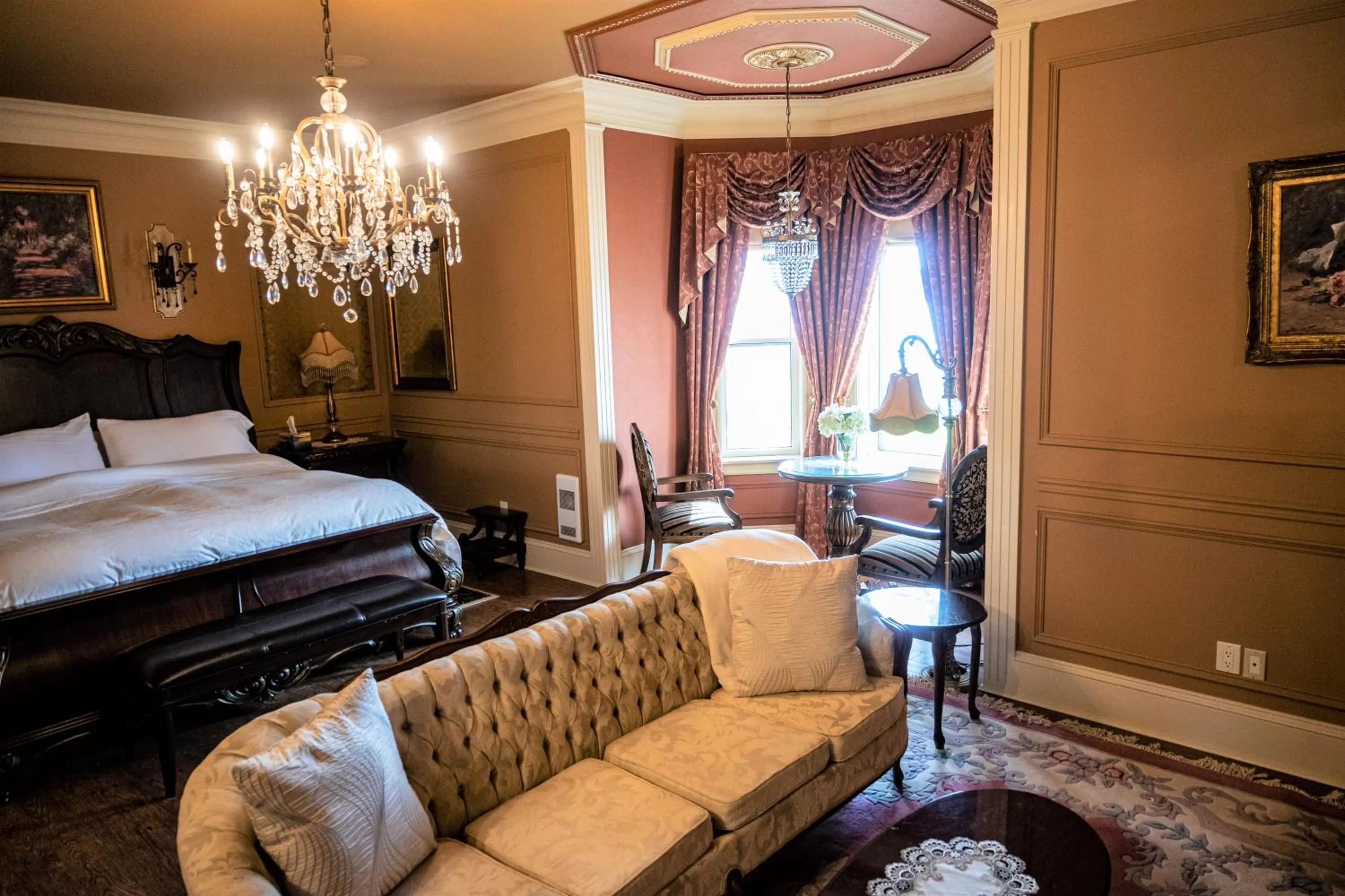 Seating area, Bed in Belle View Manor Inn