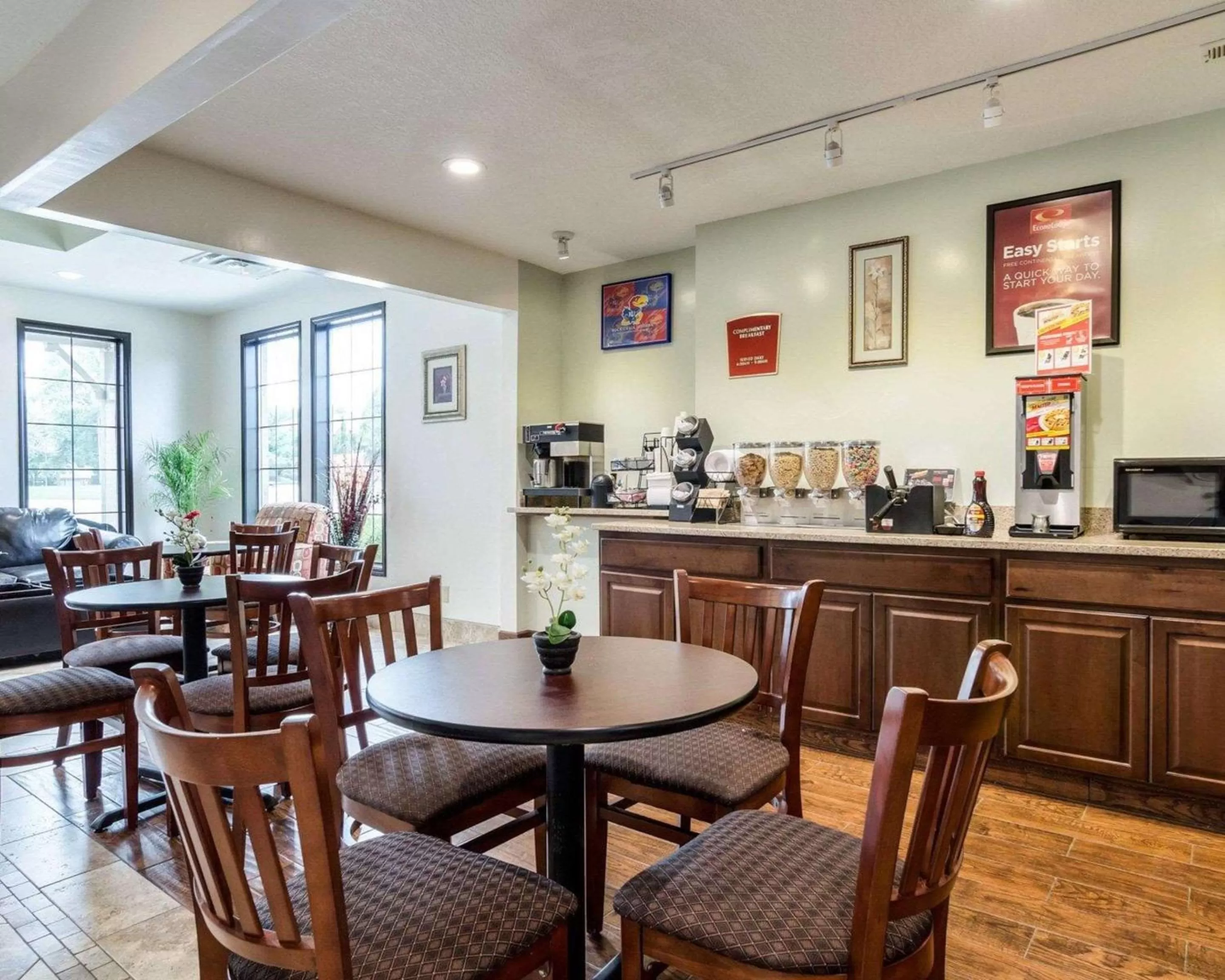 Breakfast in Econo Lodge Lawrence near University