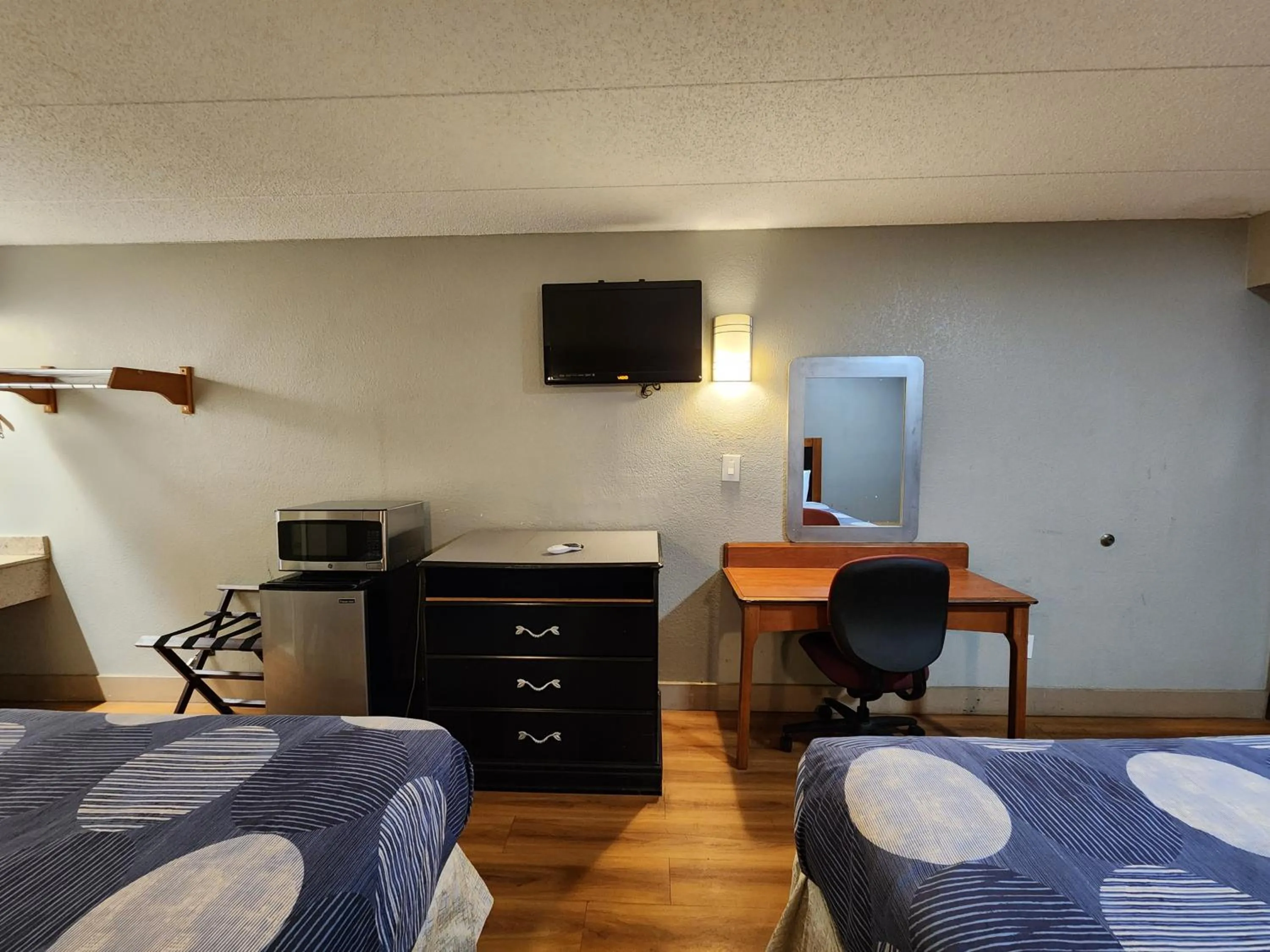 TV and multimedia, Bed in Americas Best Value Inn and Suites Little Rock