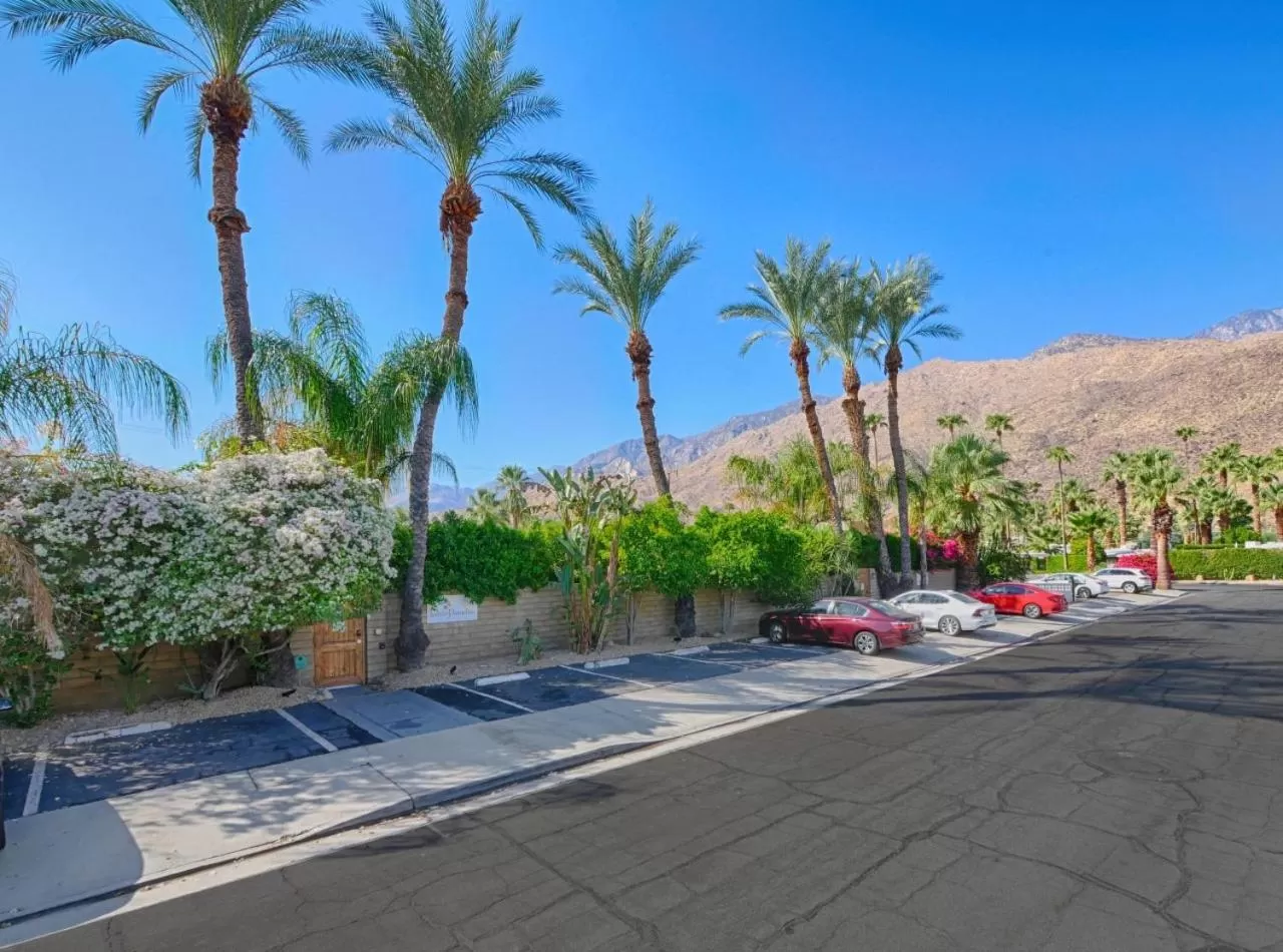 Parking in Little Paradise Hotel