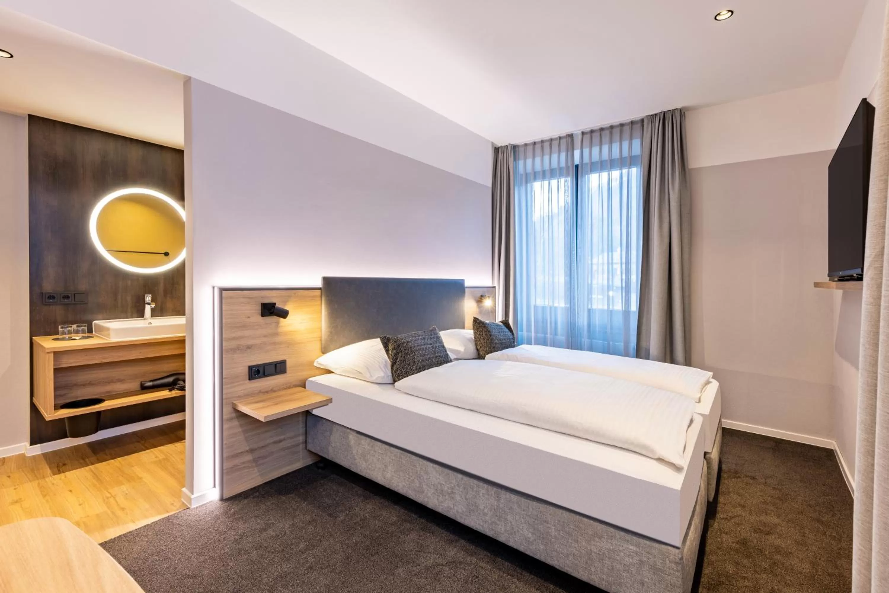 Photo of the whole room, Bed in BOLLWERK Lifestyle Hotel, automatisiertes Hotel mit Self Check In