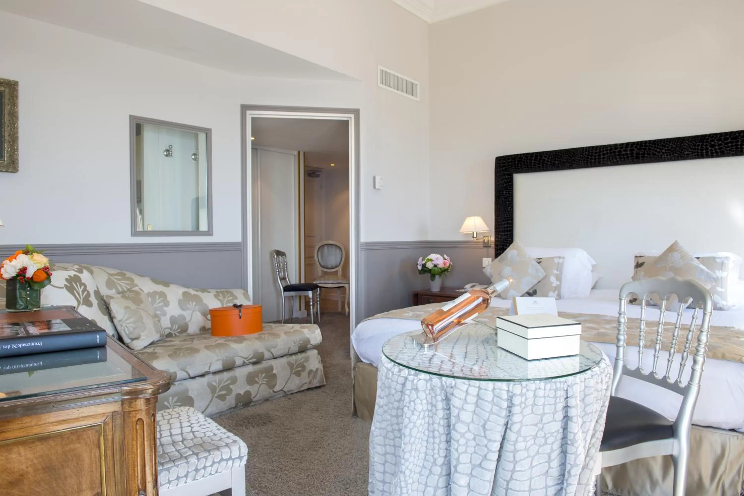 Photo of the whole room in Hôtel West End Promenade