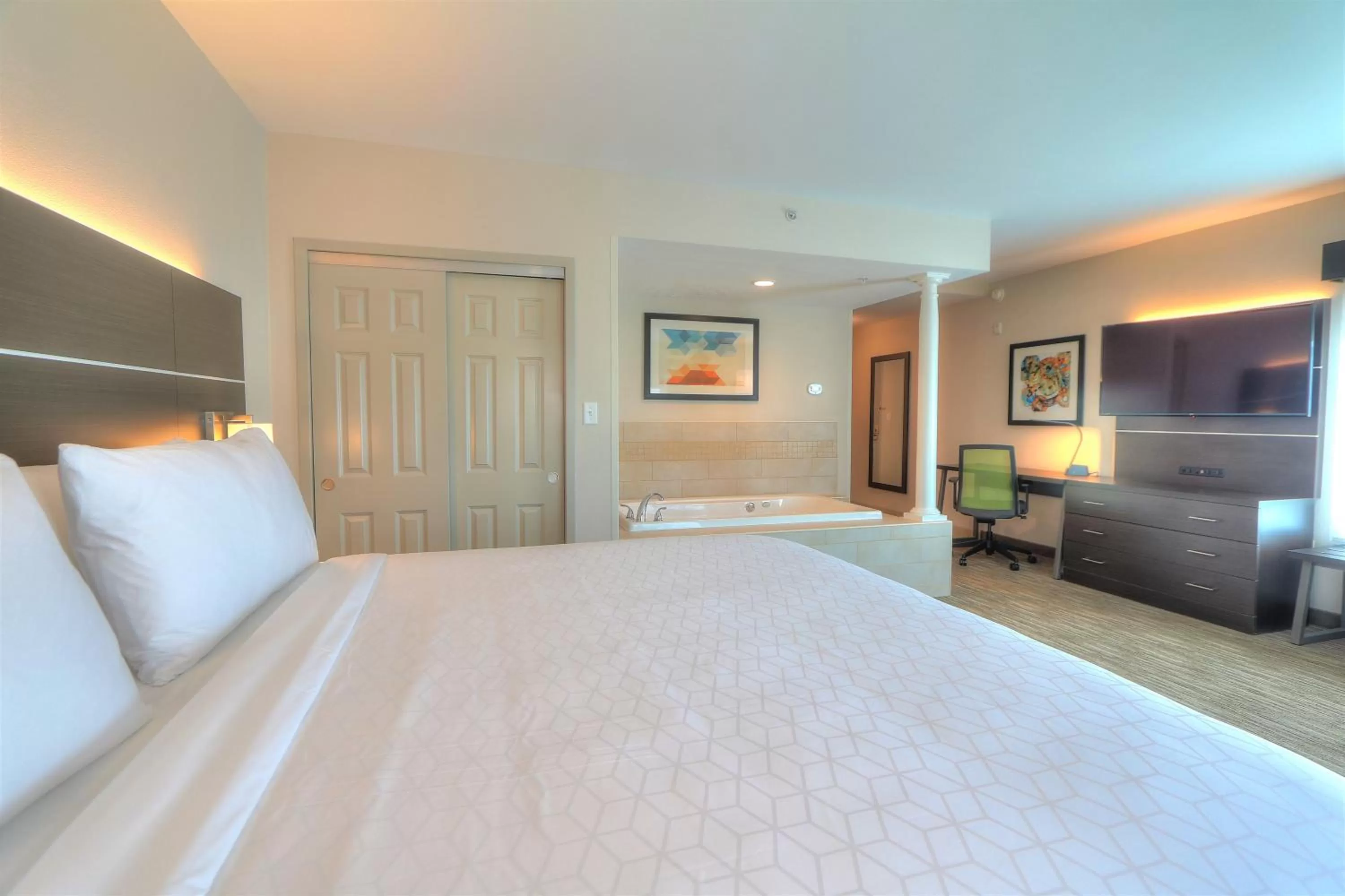 Photo of the whole room, Bed in Holiday Inn Express Hotel & Suites Mobile Saraland by IHG