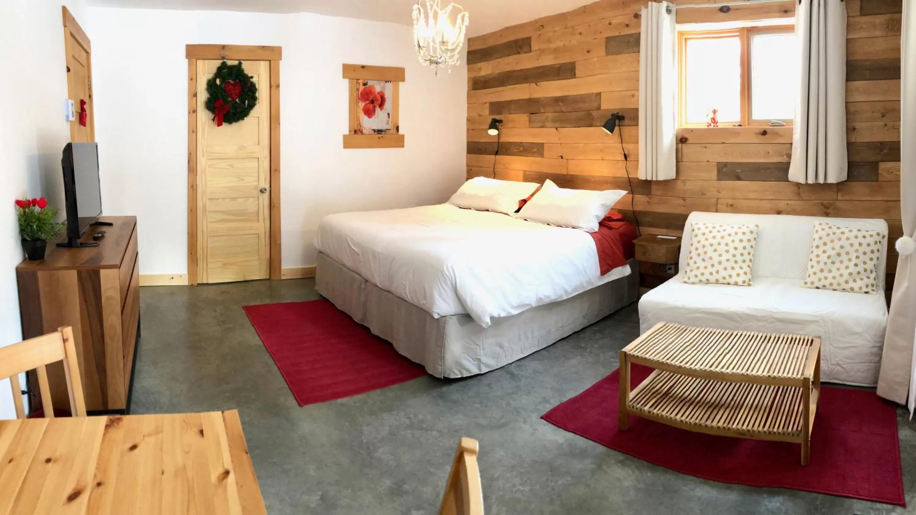 Shower, Bed in Le Domaine du Lac Saint Charles