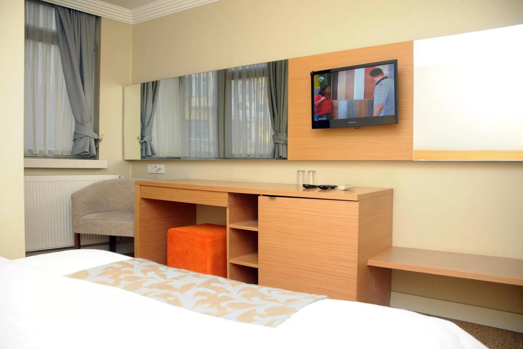 TV and multimedia, TV/Entertainment Center in Sahinbey Hotel