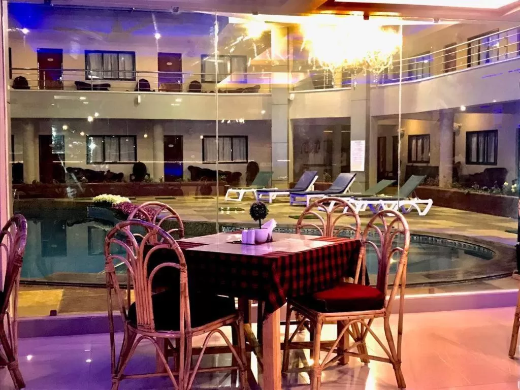 Restaurant/places to eat in The Center Court Resort & Spa