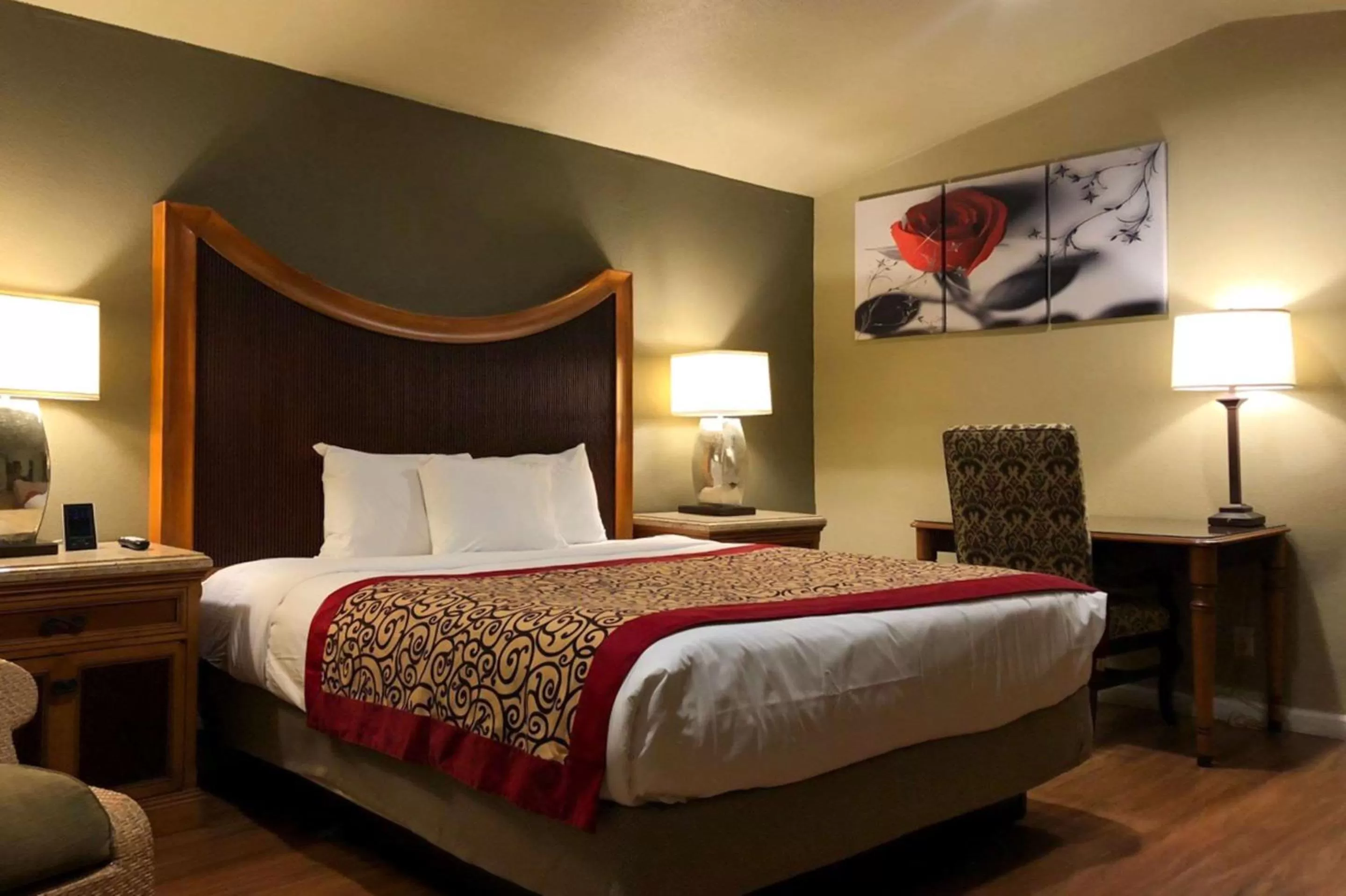 Photo of the whole room, Bed in Rodeway Inn Flagstaff East Route 66