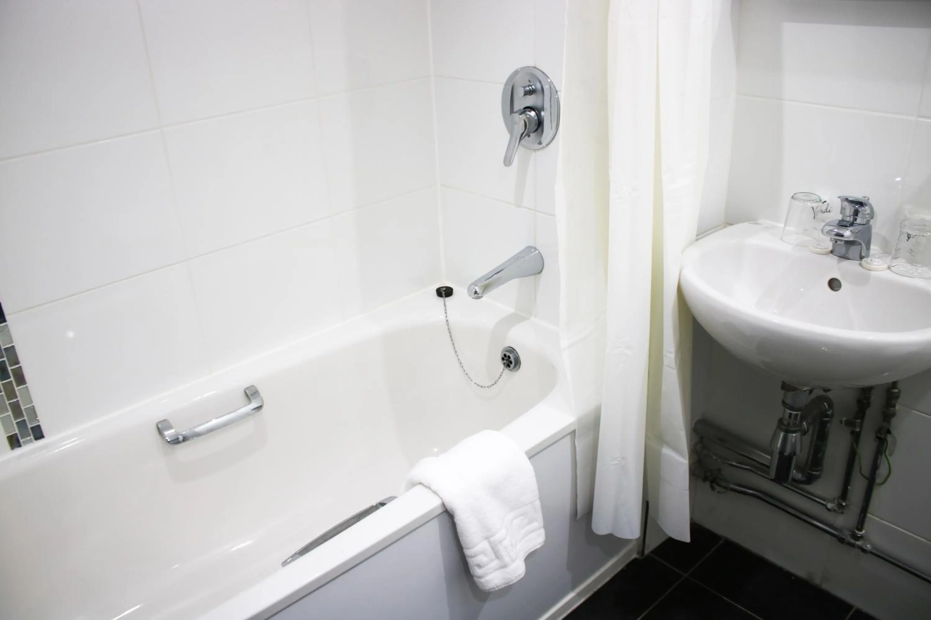 Bathroom in Brunswick Merchant City Hotel