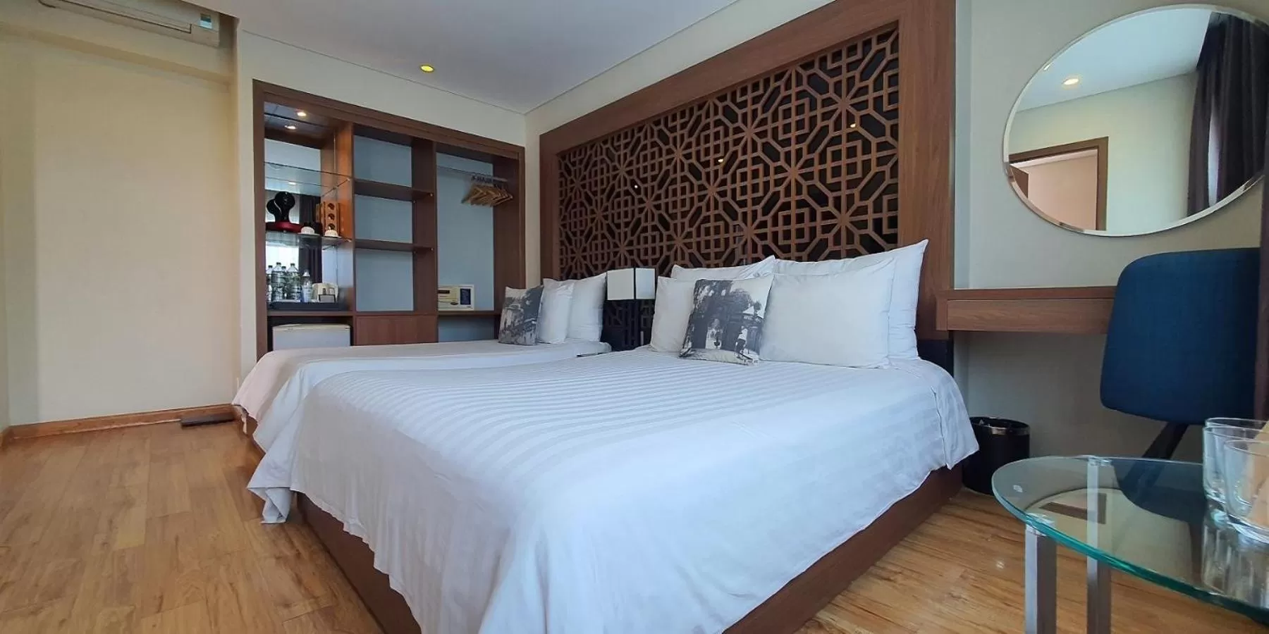 Photo of the whole room, Bed in Gemini Saigon LUXURY